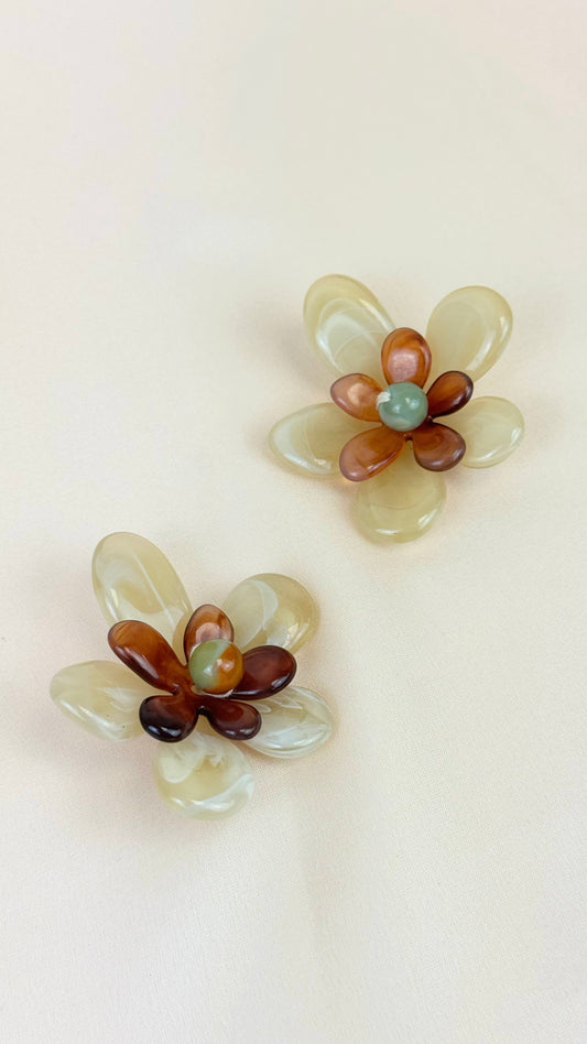 Brincos Acrílico flor bege, camel e verde