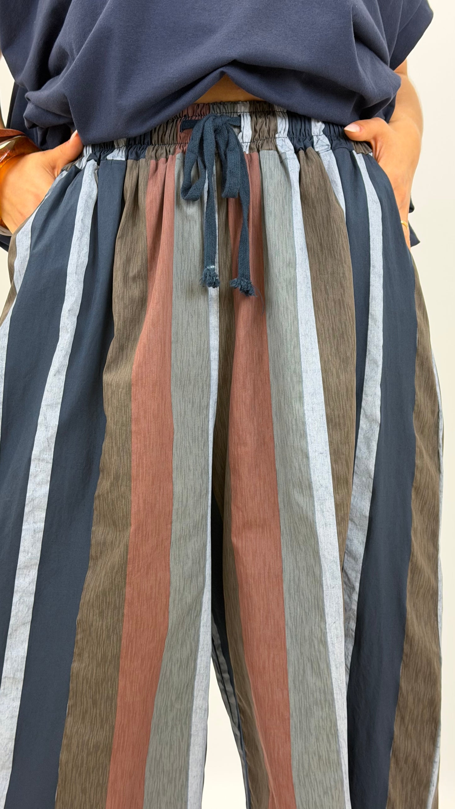 Pantalona estilo cullote riscas tons terra e azul
