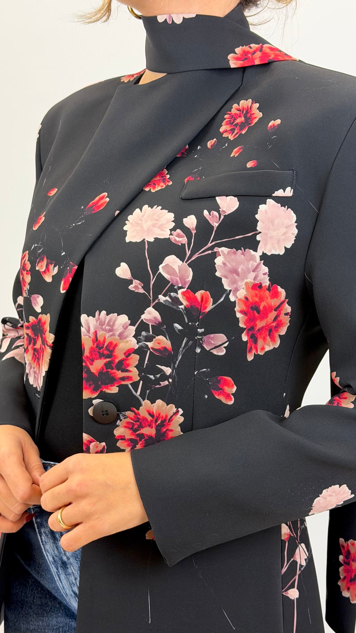 Blazer cruzado preto com estampado floral vermelho