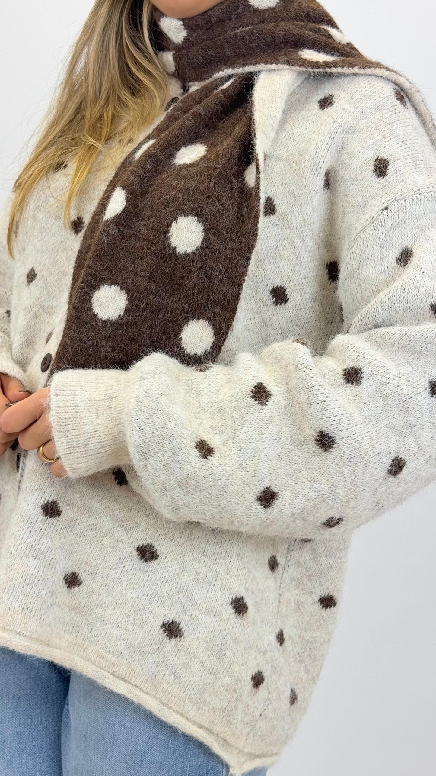 Casaco malha e cachecol creme com pintas castanho