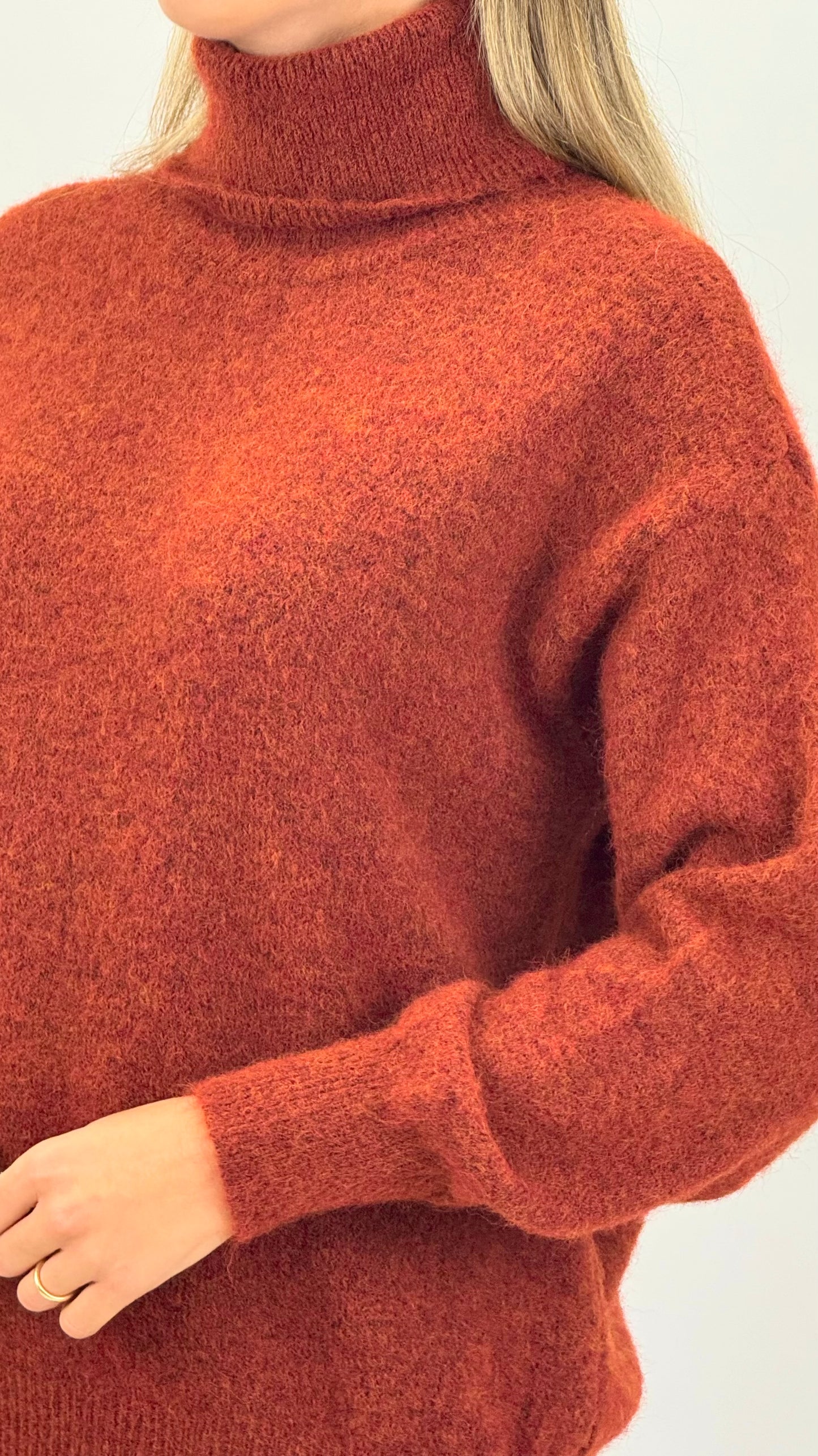 Camisola gola-alta em lã telha