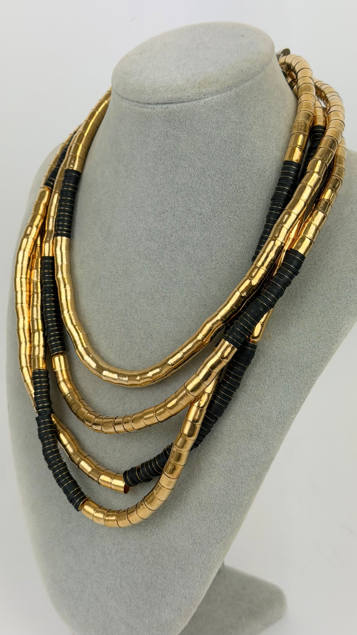 Colar dourado e preto