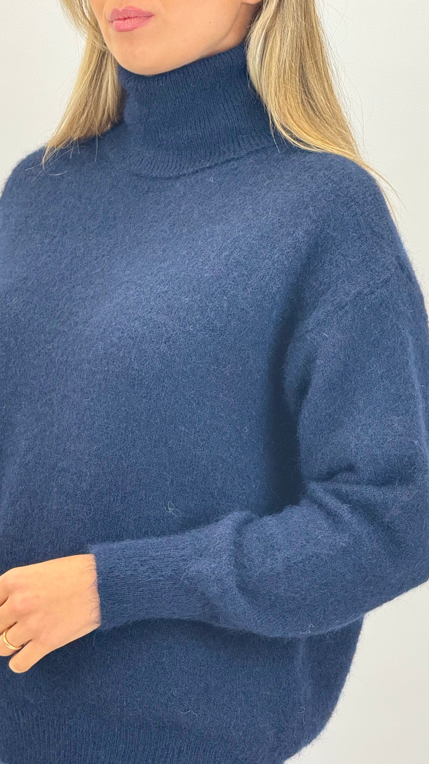 Camisola gola-alta em lã azul-marinho