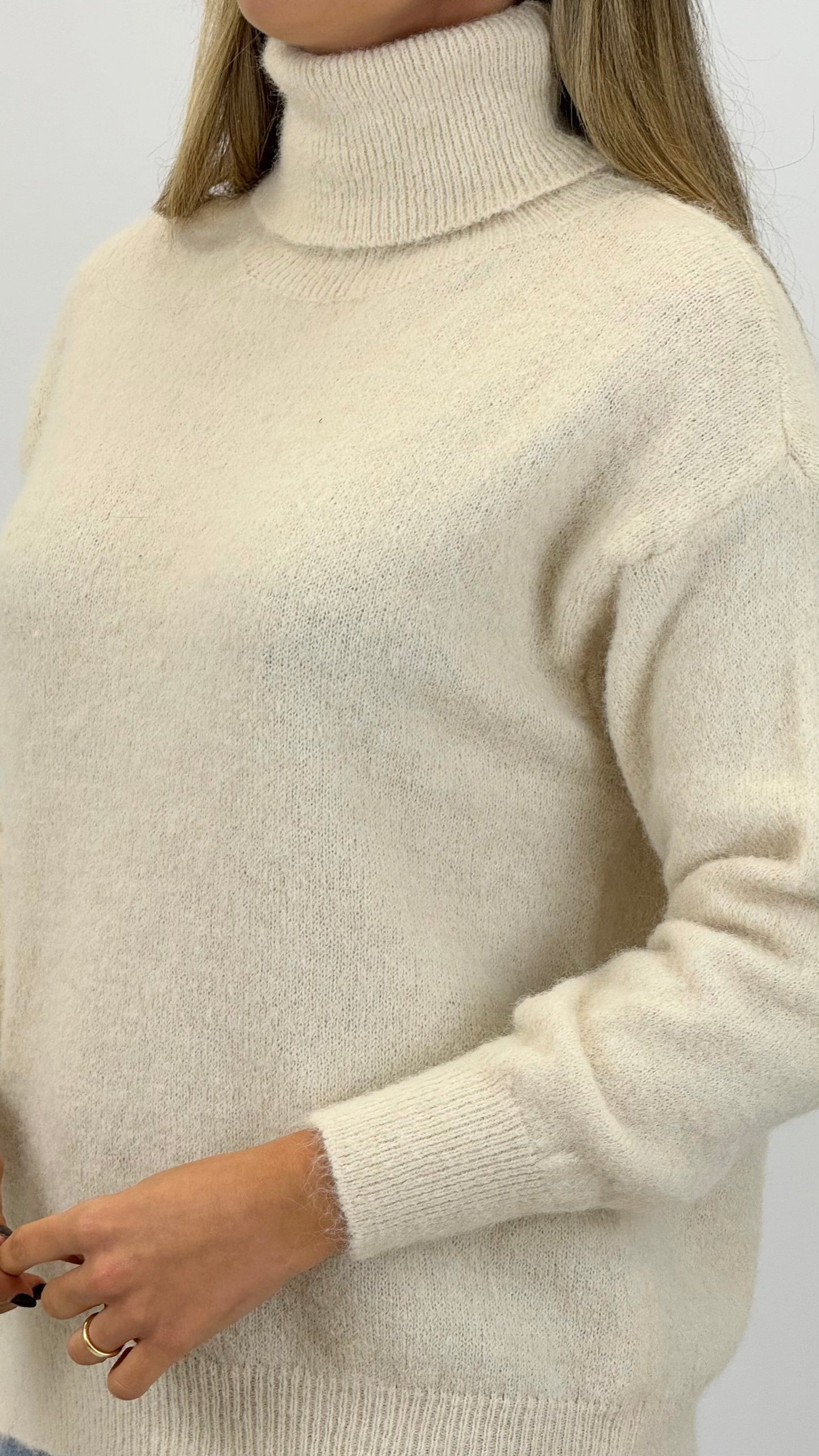 Camisola gola-alta em lã pérola