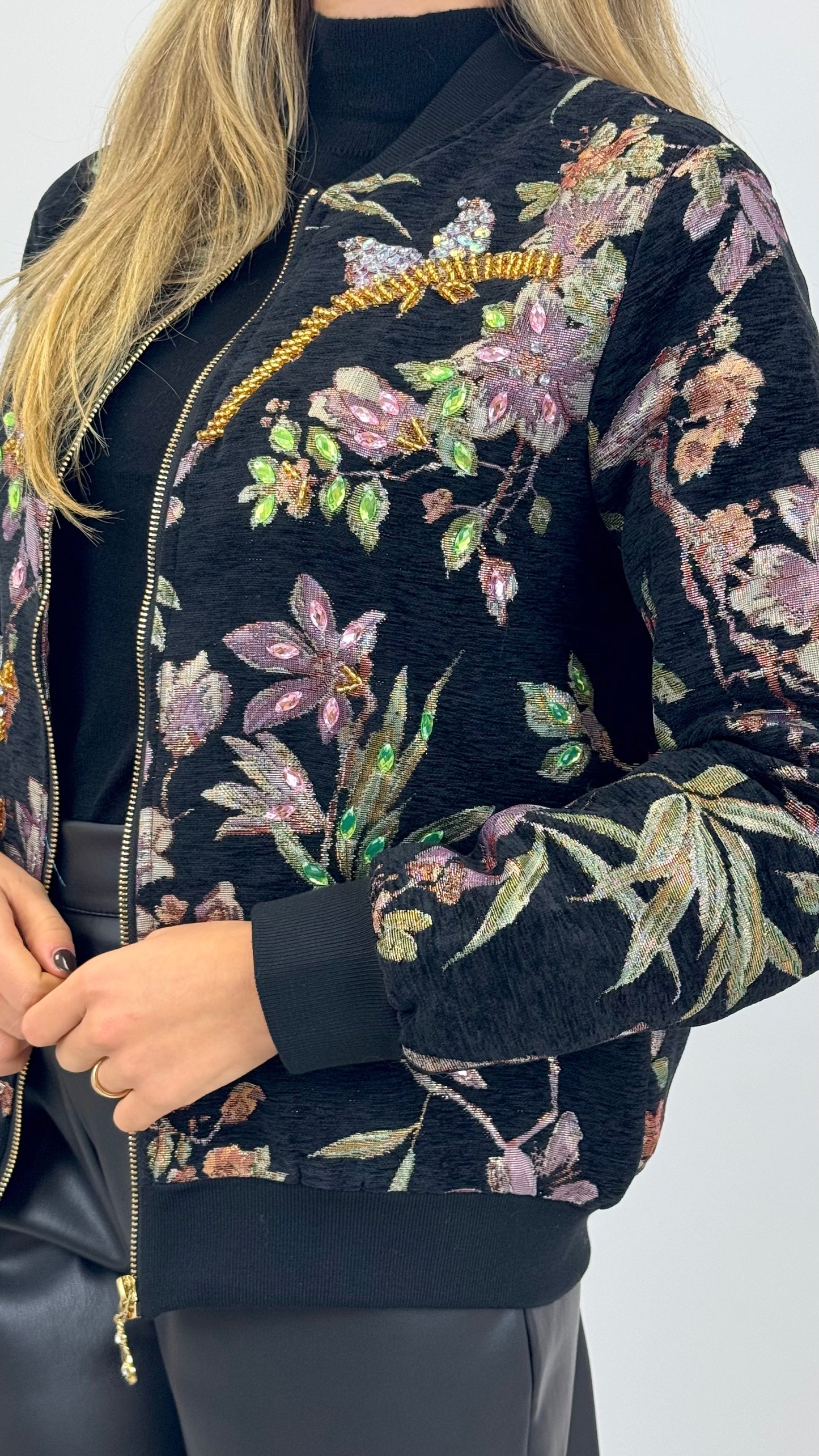 Bomber fundo preto com estampado bordado rosa