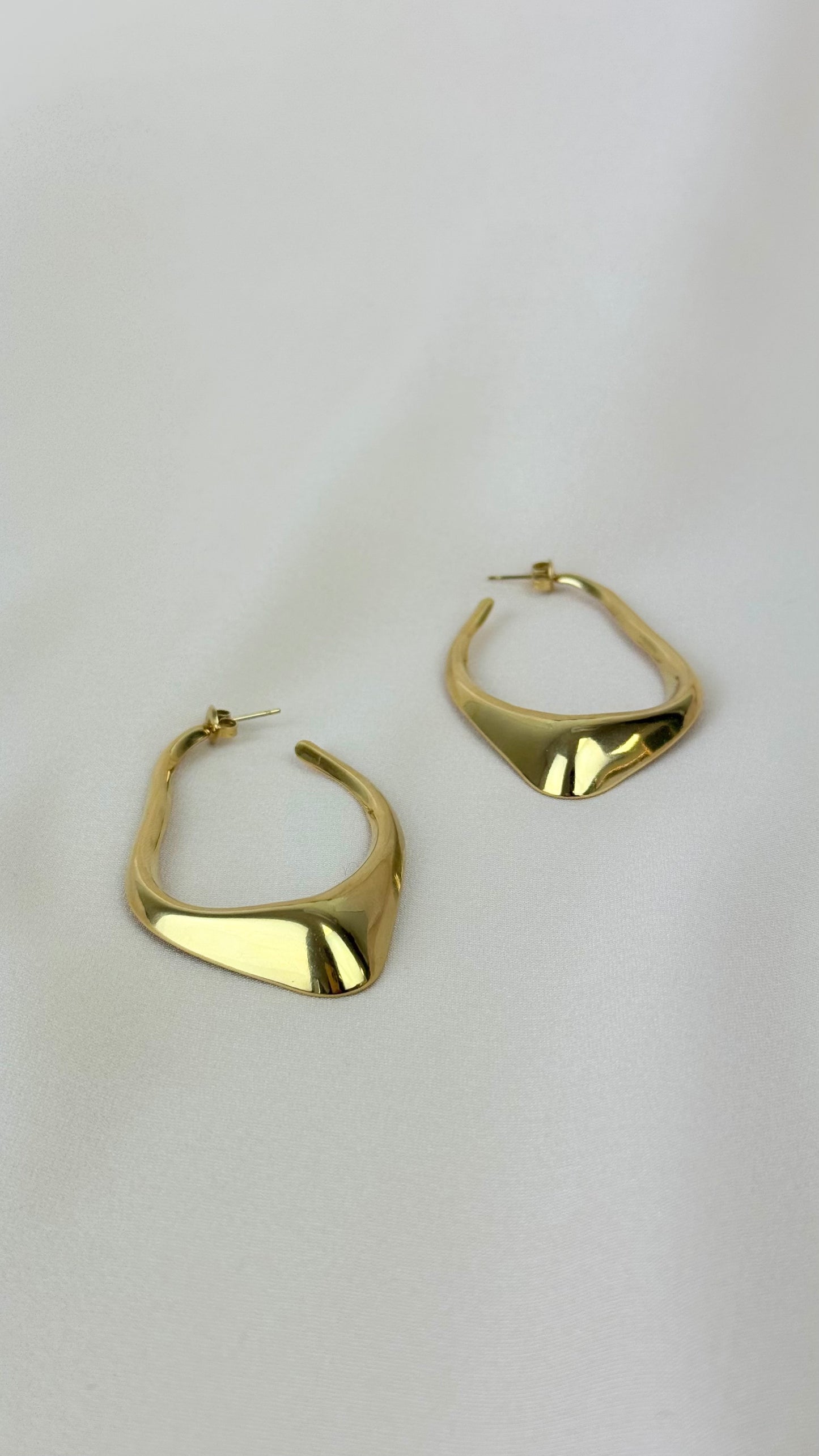 Brincos argola assimétrica aço dourado