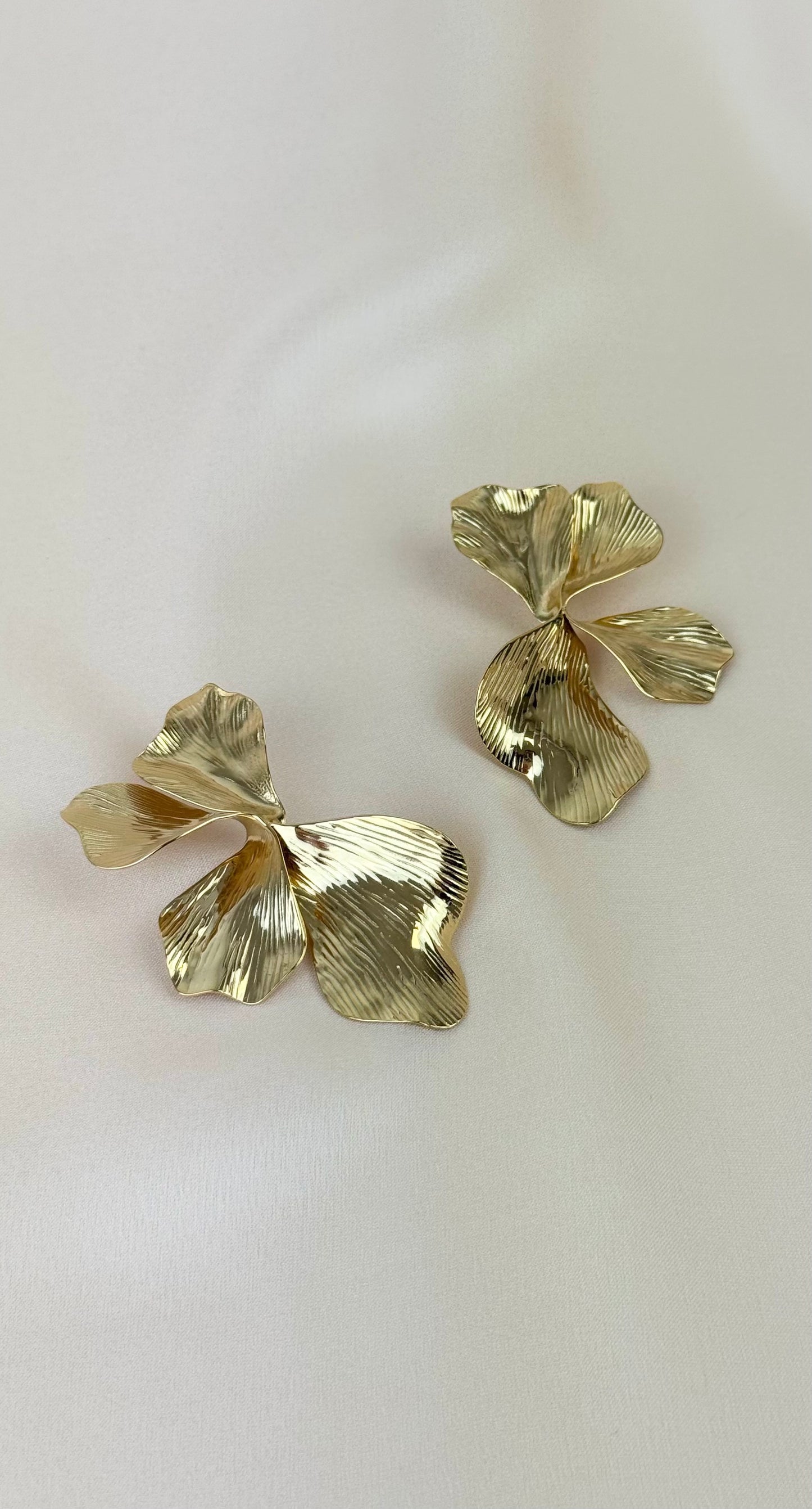 Brinco floral aço dourado