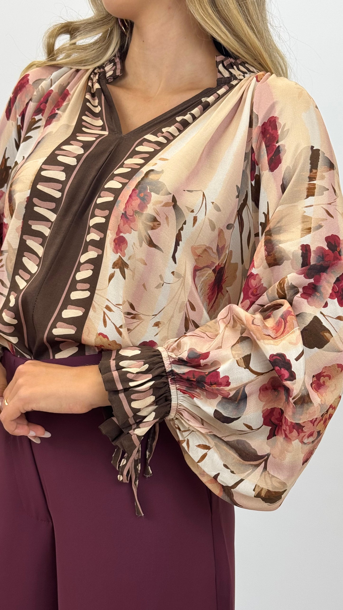 Blusa estampado floral tons bordeaux, castanho e pérola