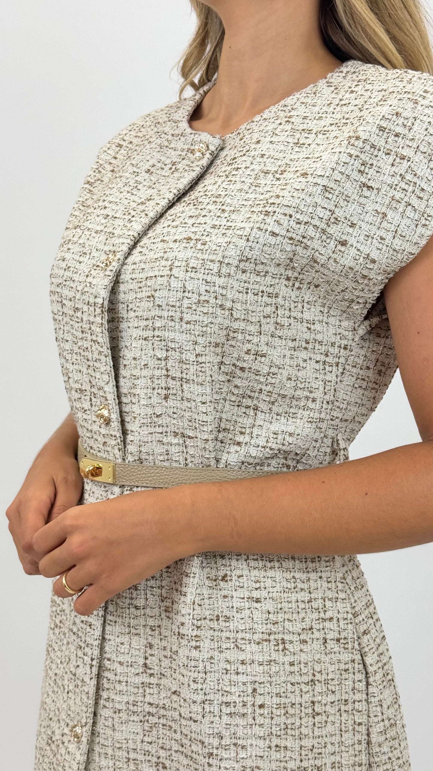 Vestido midi tweed com botões dourados