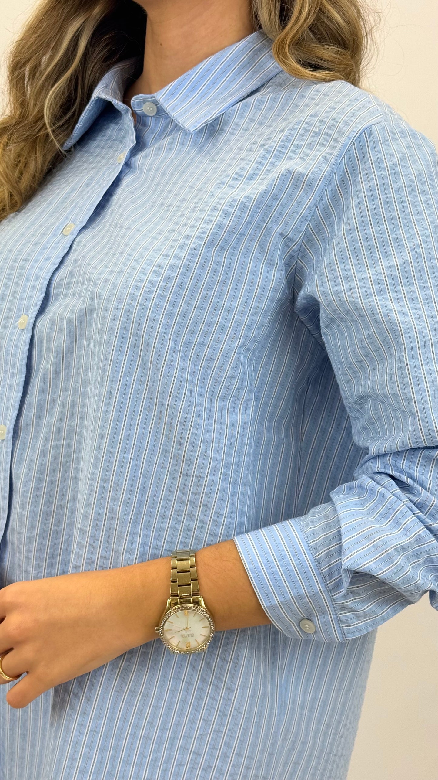 Camisa azul-bebé com risquinhas