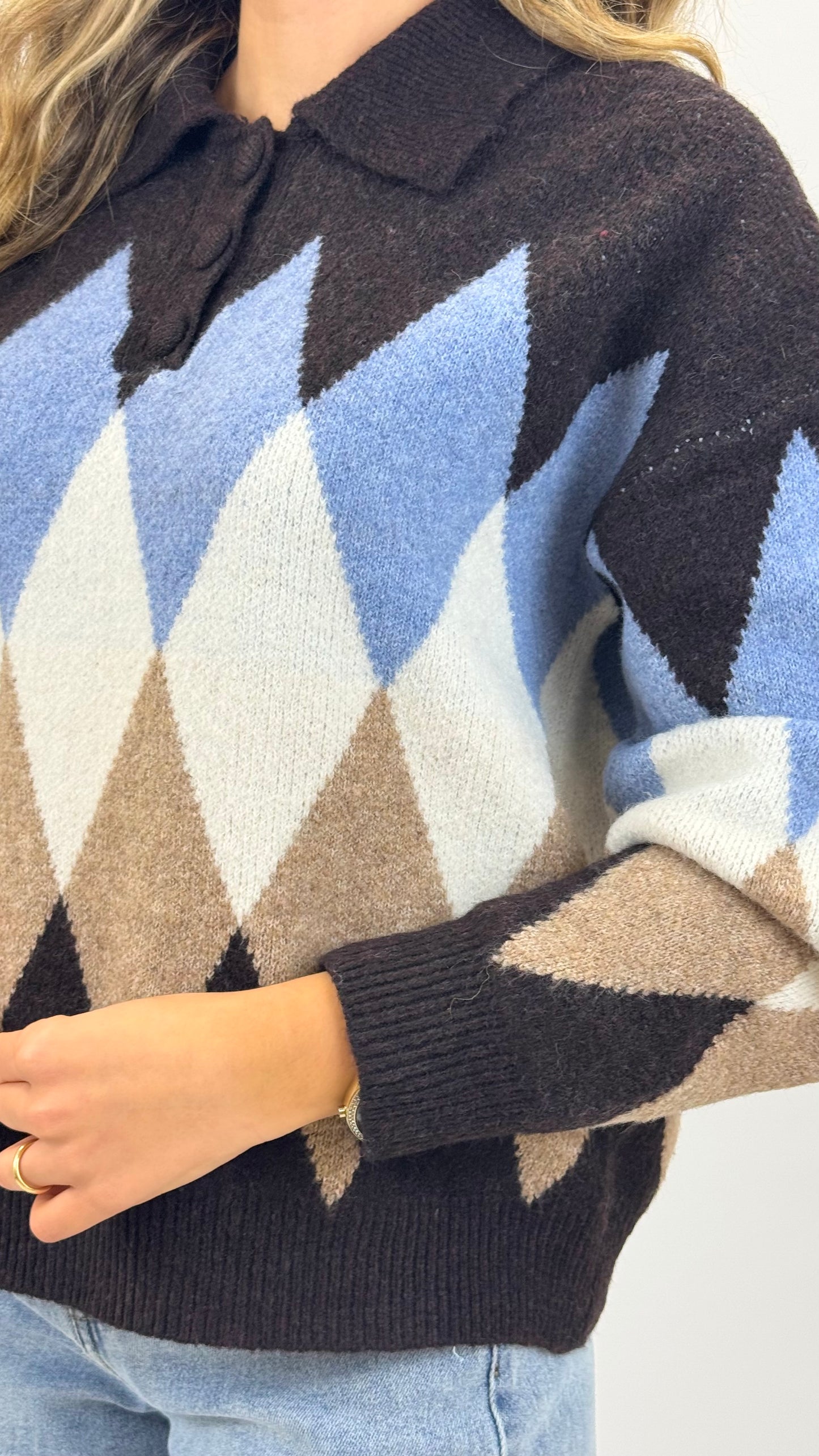 Camisola malha losangos castanho, camel, pérola e azul