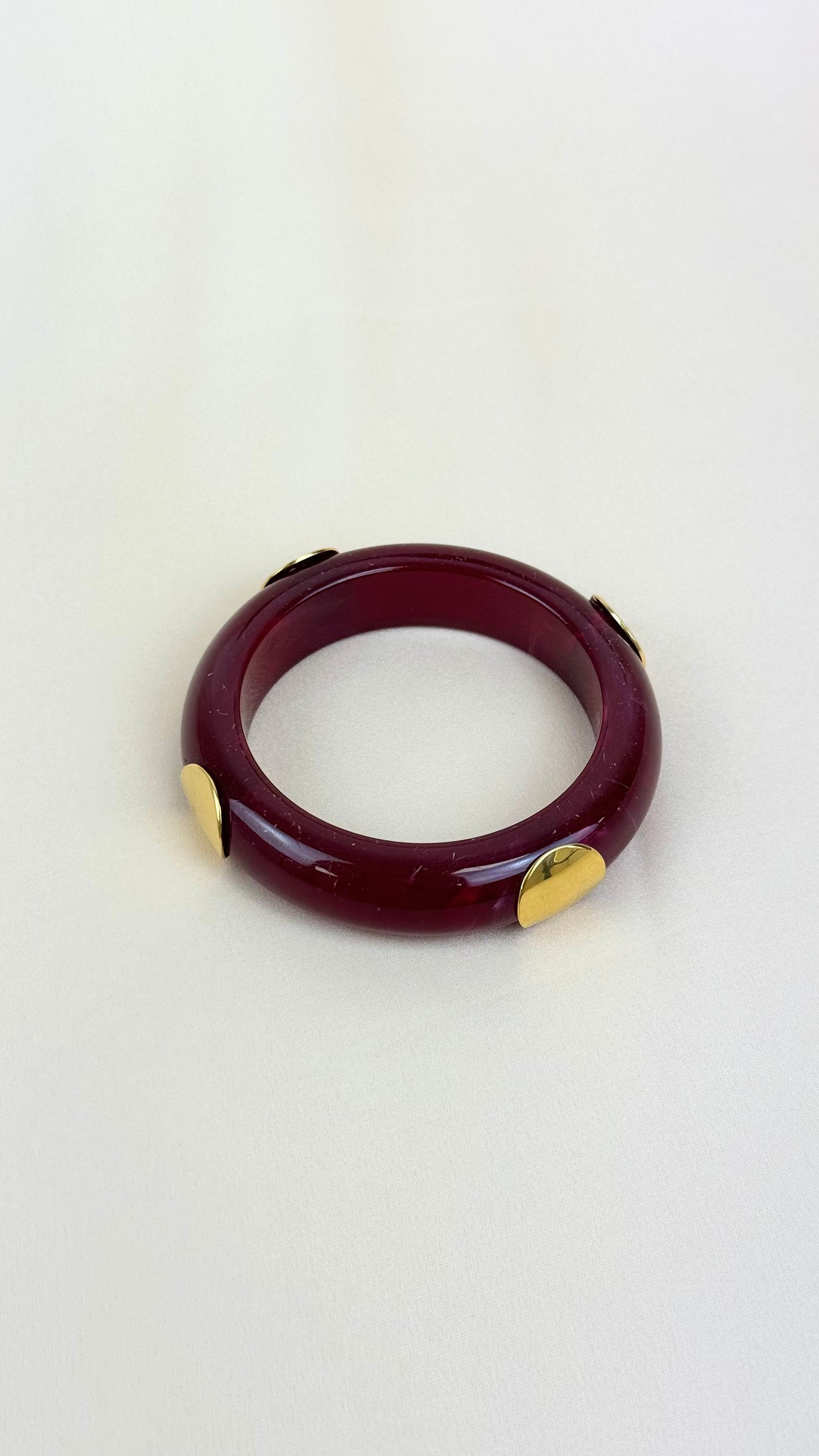 Pulseira acrilico bordeaux com aço dourado