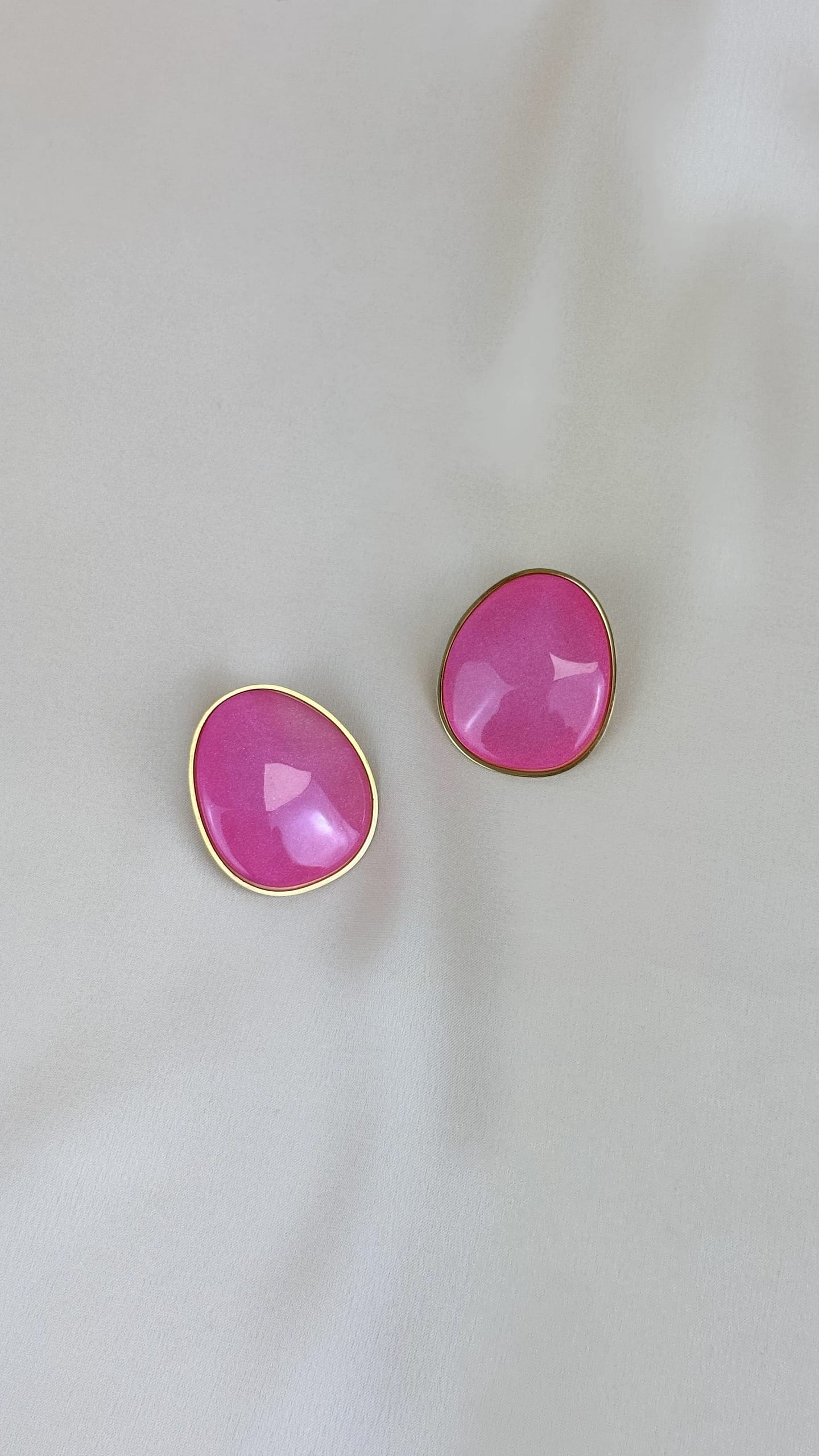 Brincos aço dourado e acrílico rosa