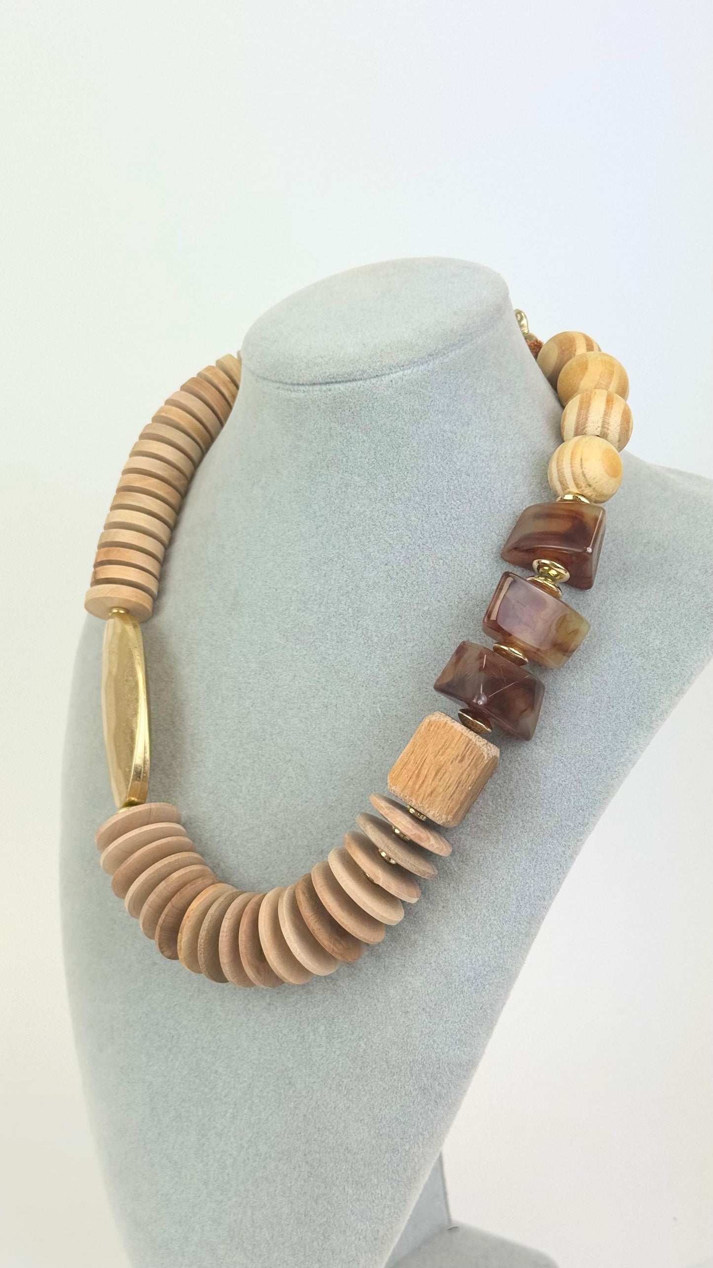 Colar madeira e acrilicos