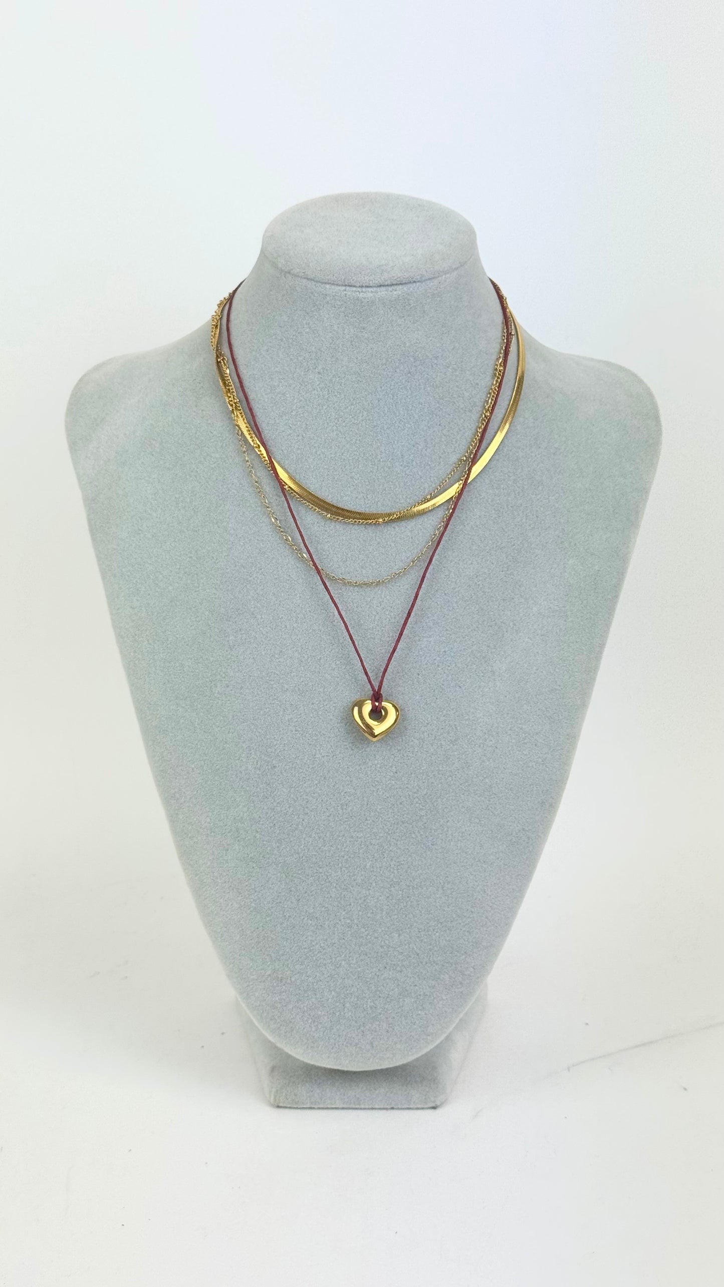 Colar fio bordeaux com coração aço dourado