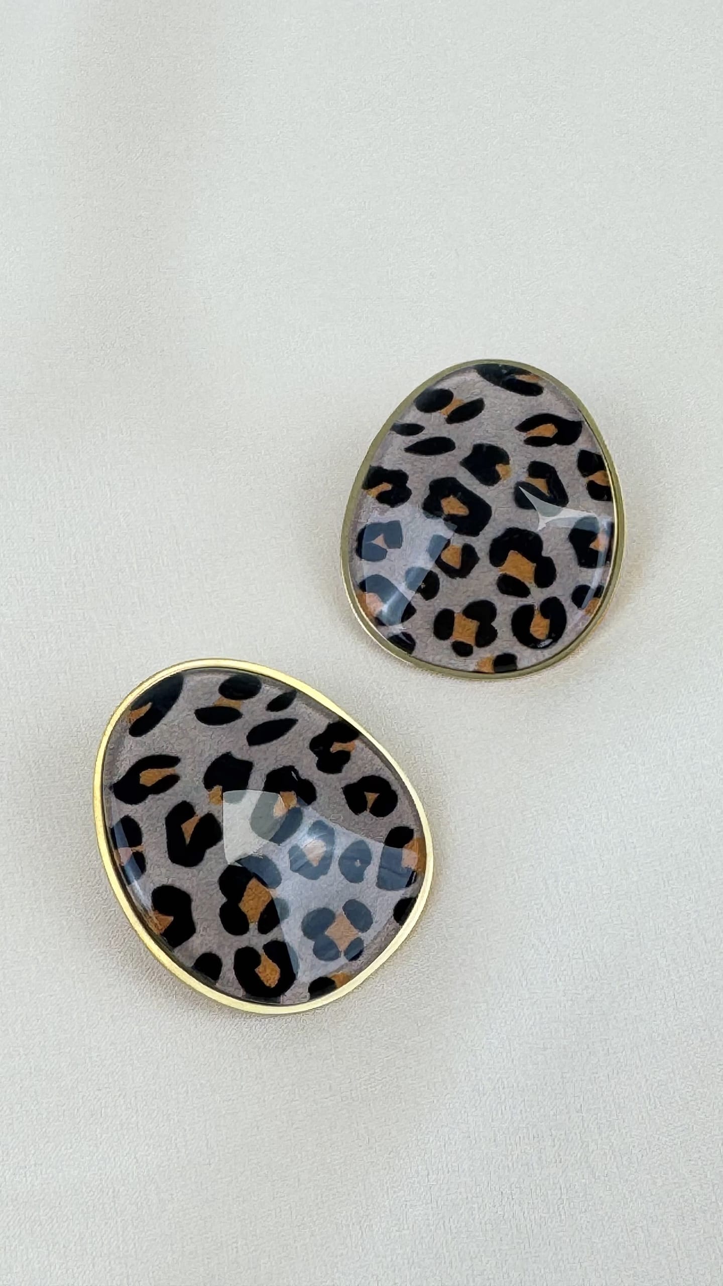 Brincos aço dourado com padrão leopardo