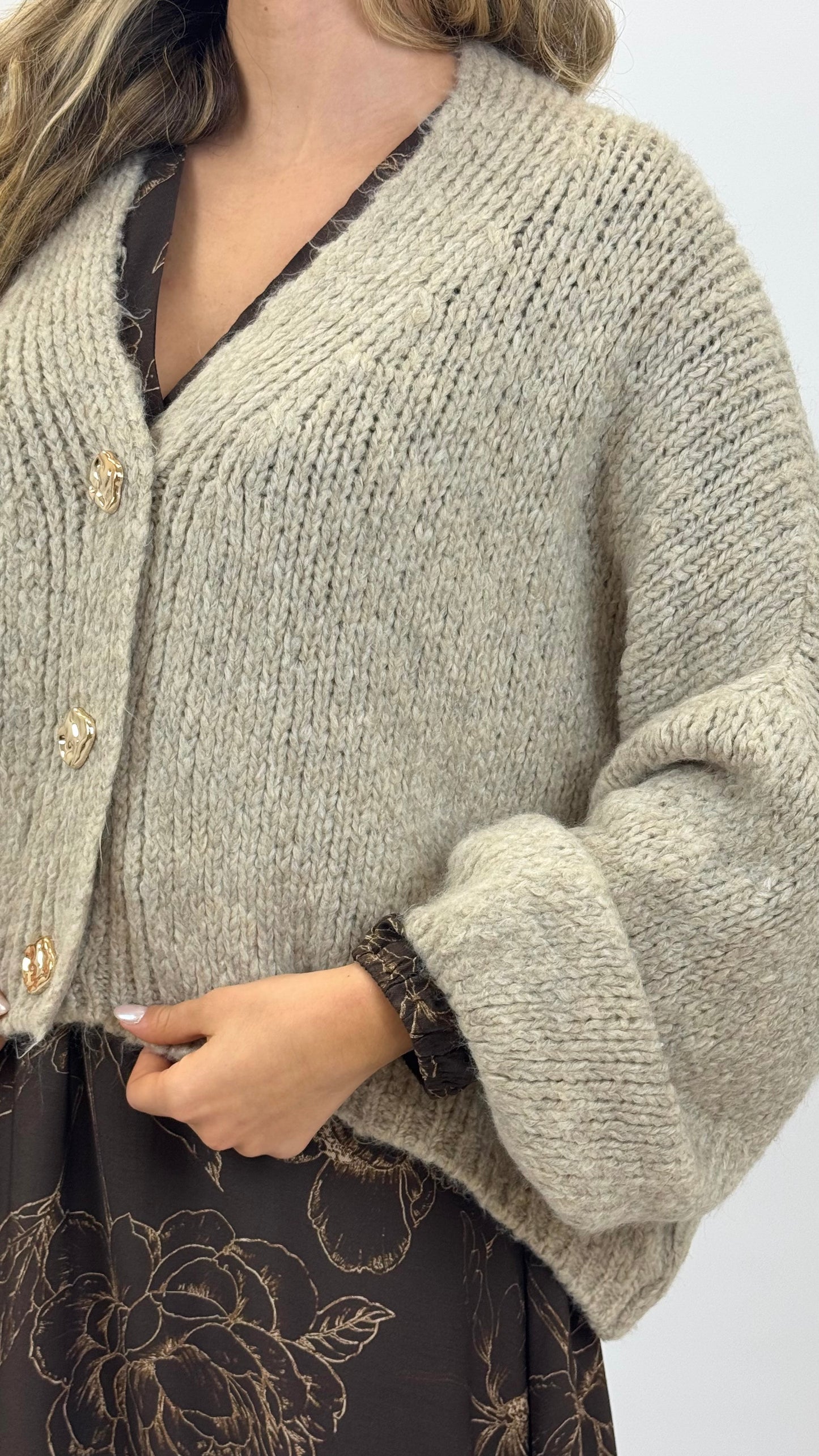 Casaco malha taupe com botões dourado