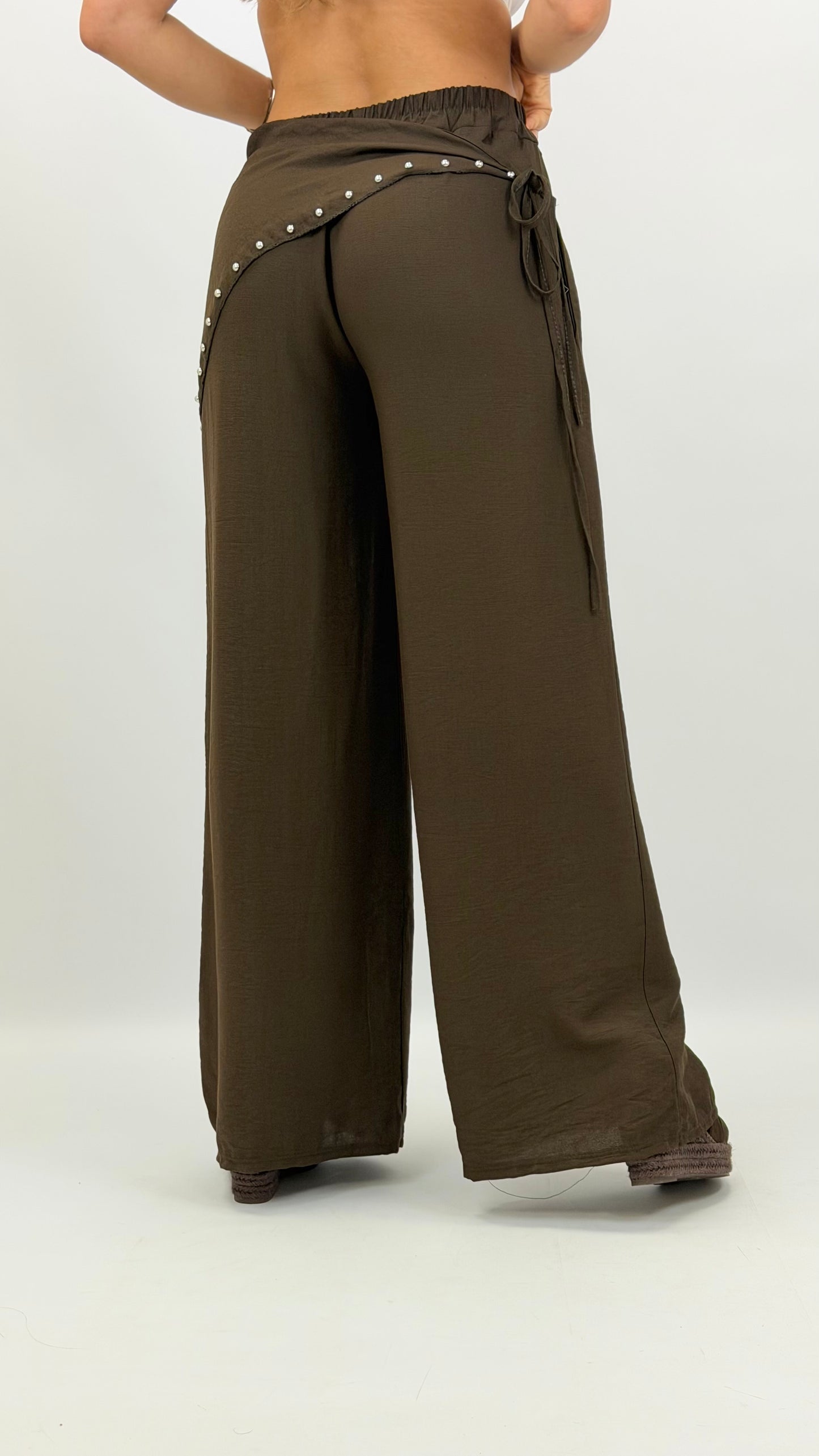 Pantalona castanha com lenço tachas
