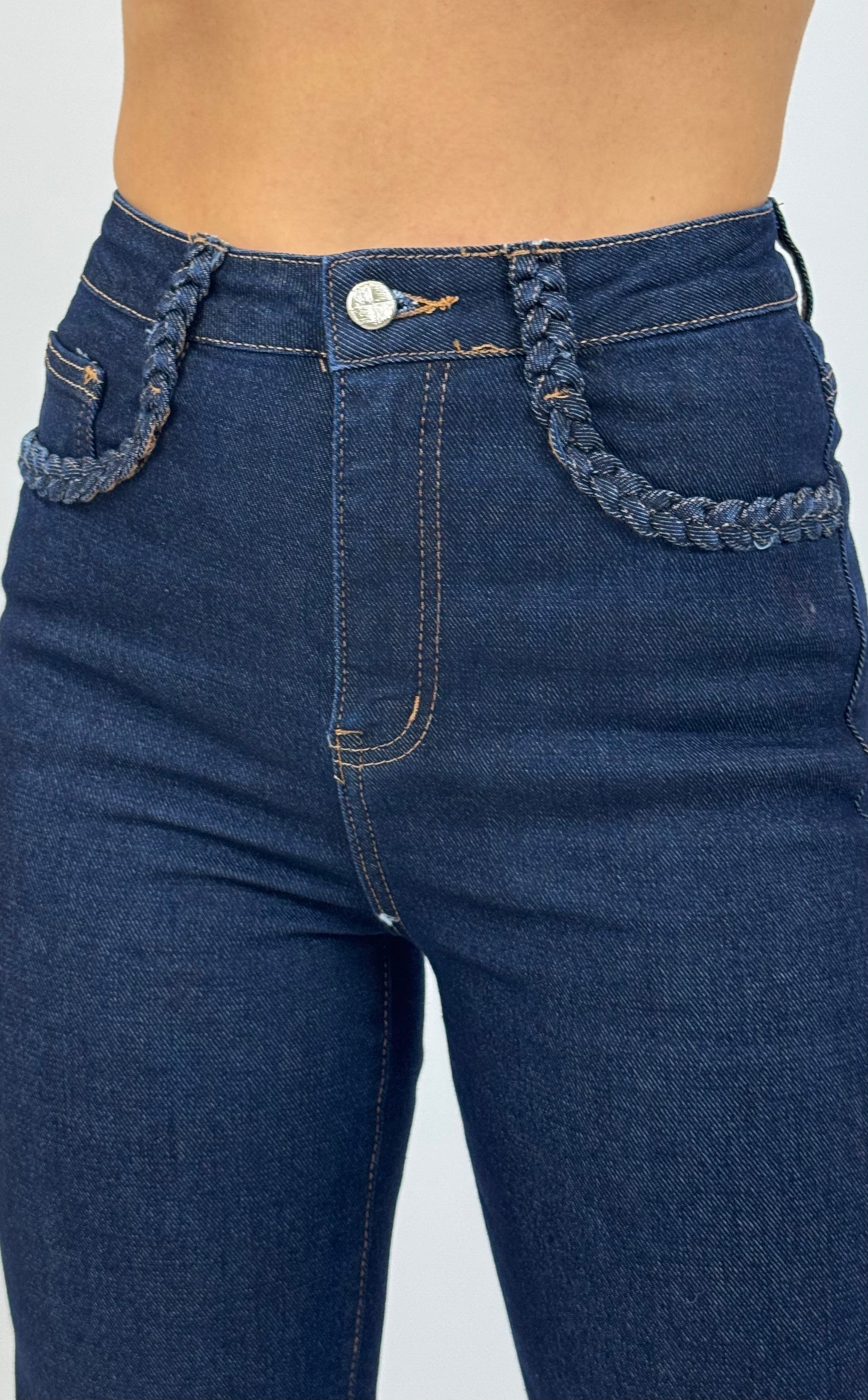 Calça ganga-escura wide-leg com entrançado nos bolsos