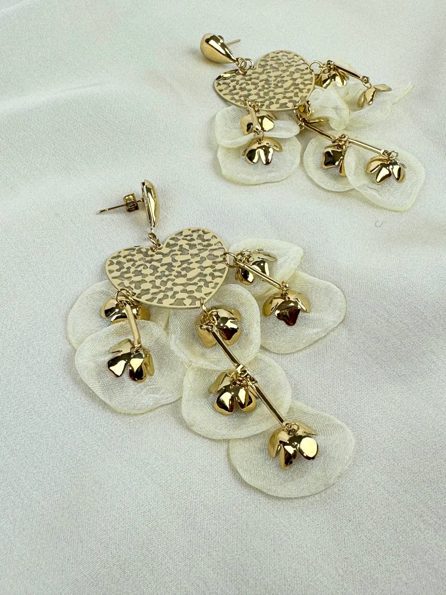 Brincos coração com pendentes em tecido pérola