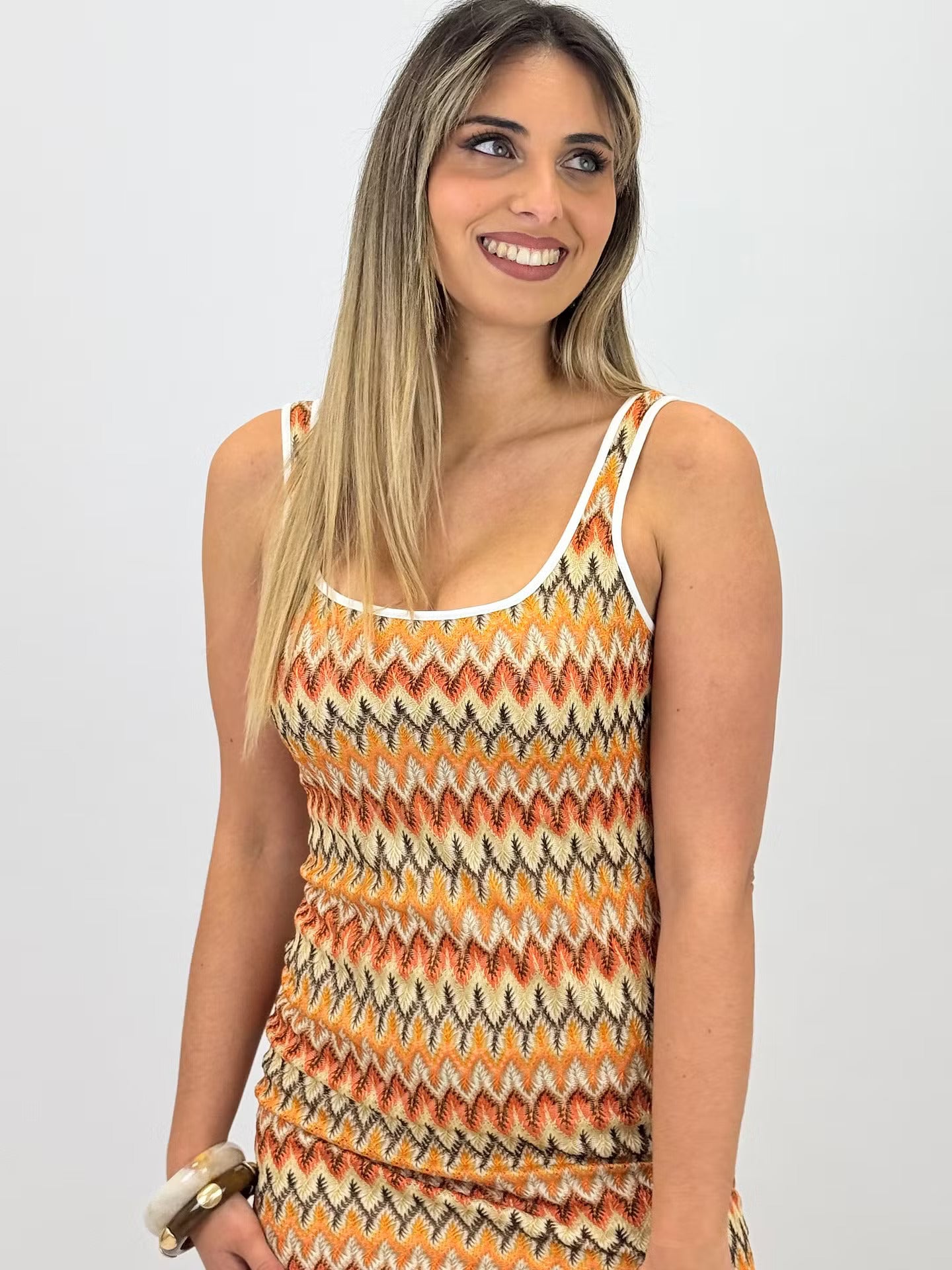 Vestido justo espiguinha tons fogo