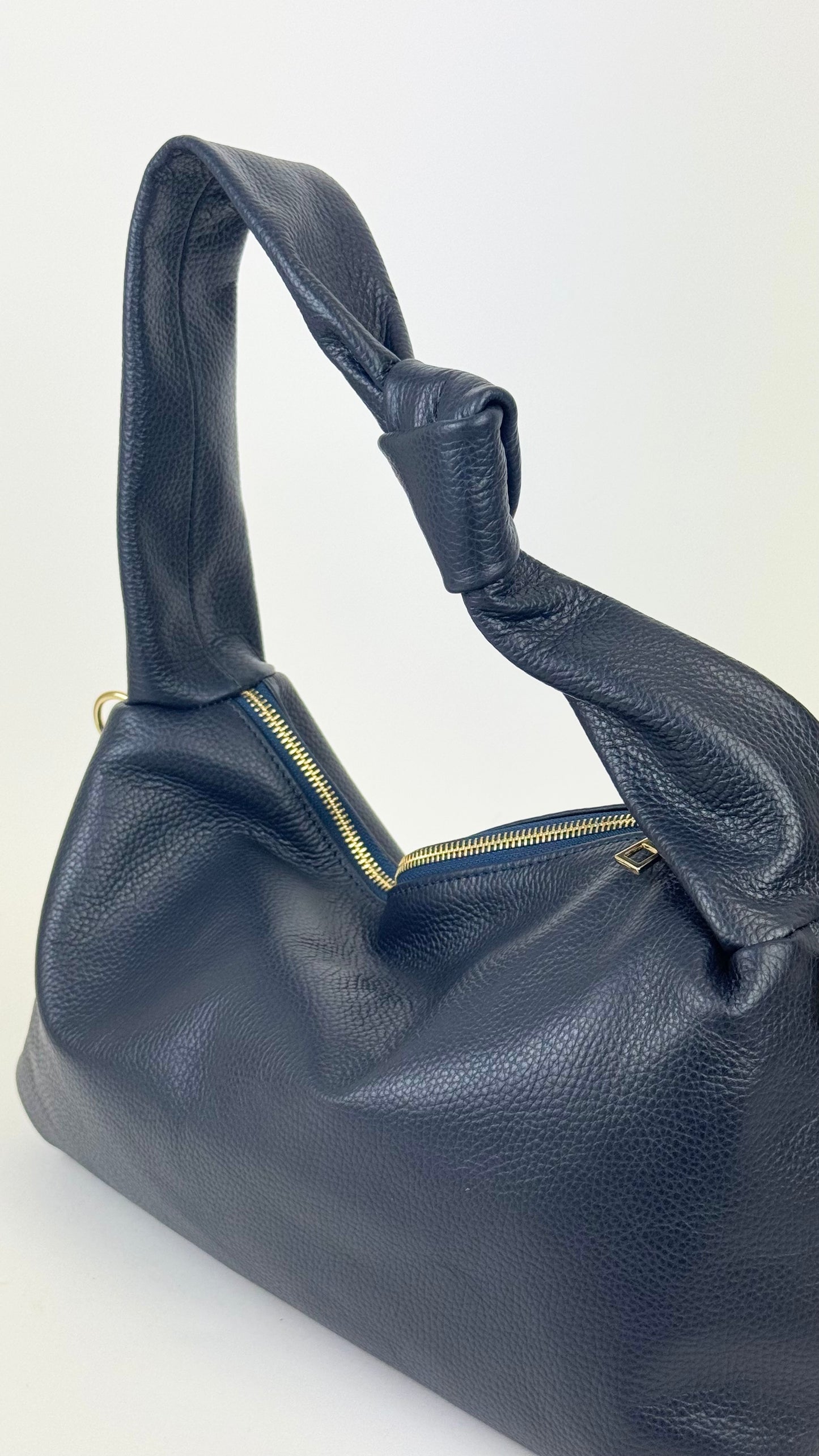 Carteira pele genuina com nó na alça azul-marinho