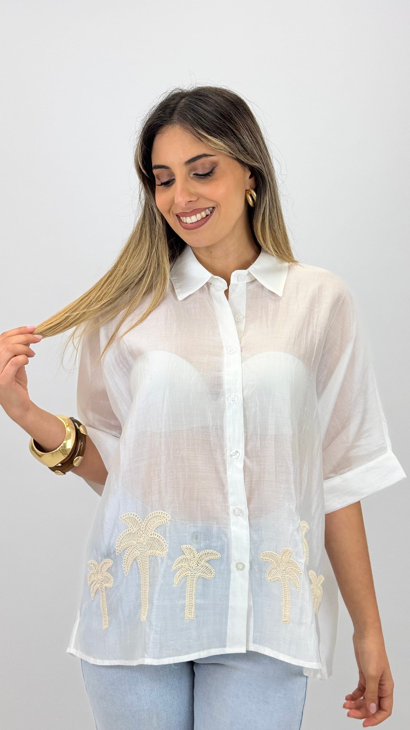 Camisa branca com palmeiras bordadas