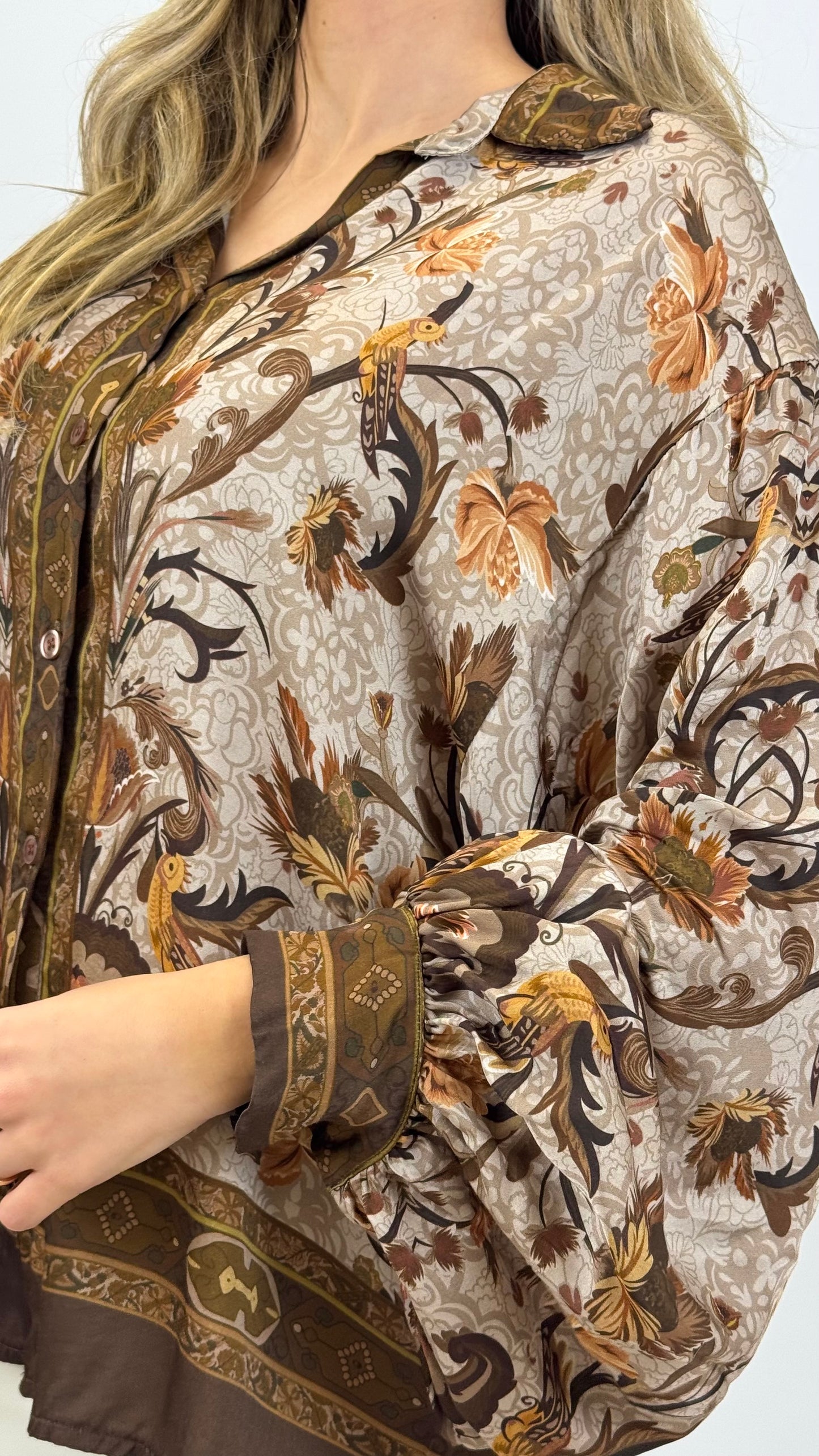 Blusa tecido fluido estampado floral camel