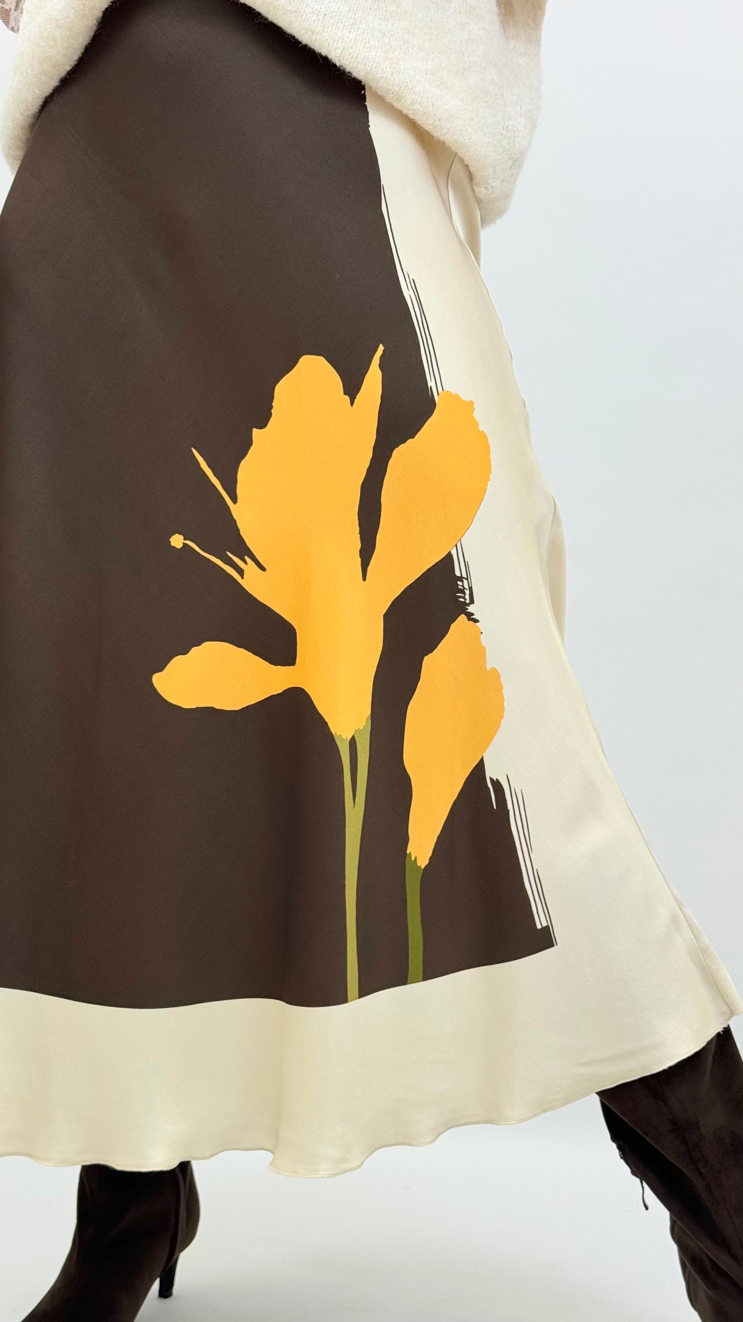 Saia acetinada castanho com pérola e flor amarela