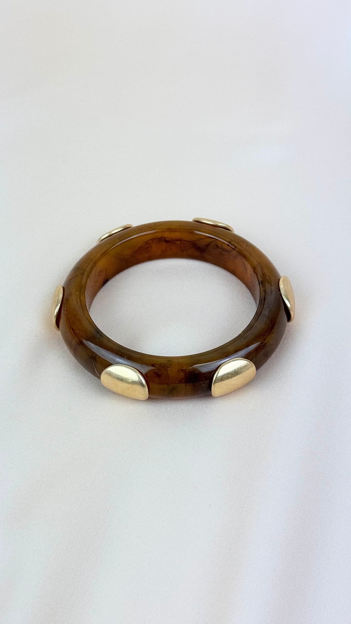 Pulseira camel com chapas douradas