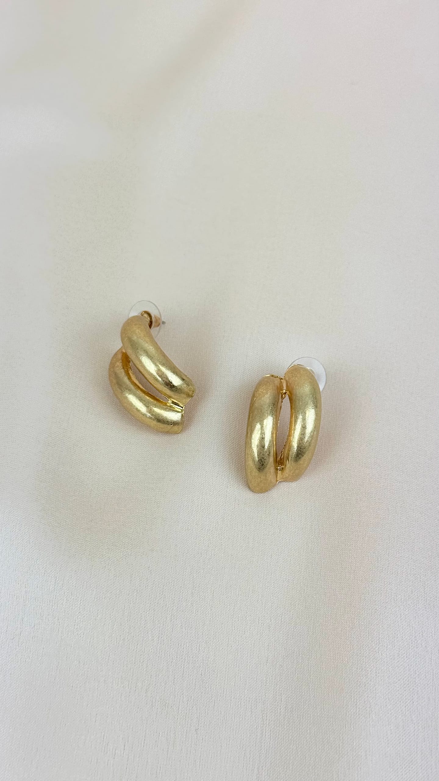 Brincos dourado baço