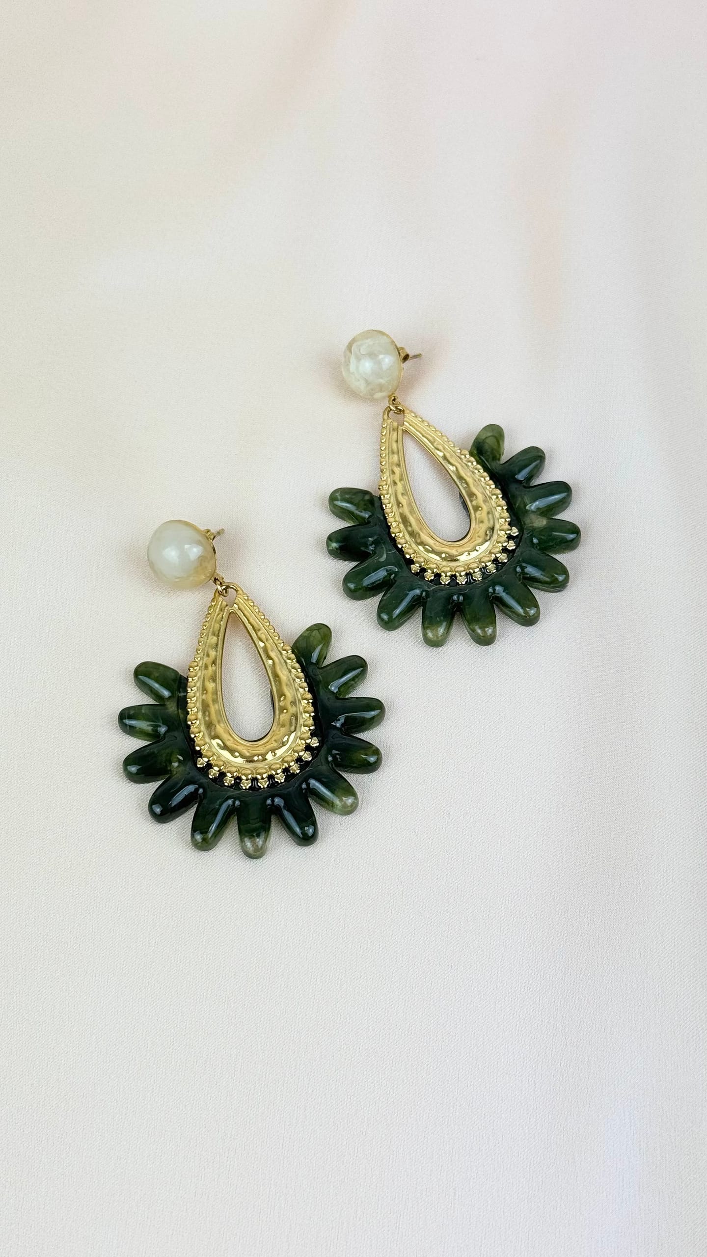 Brincos dourado e verde-tropa