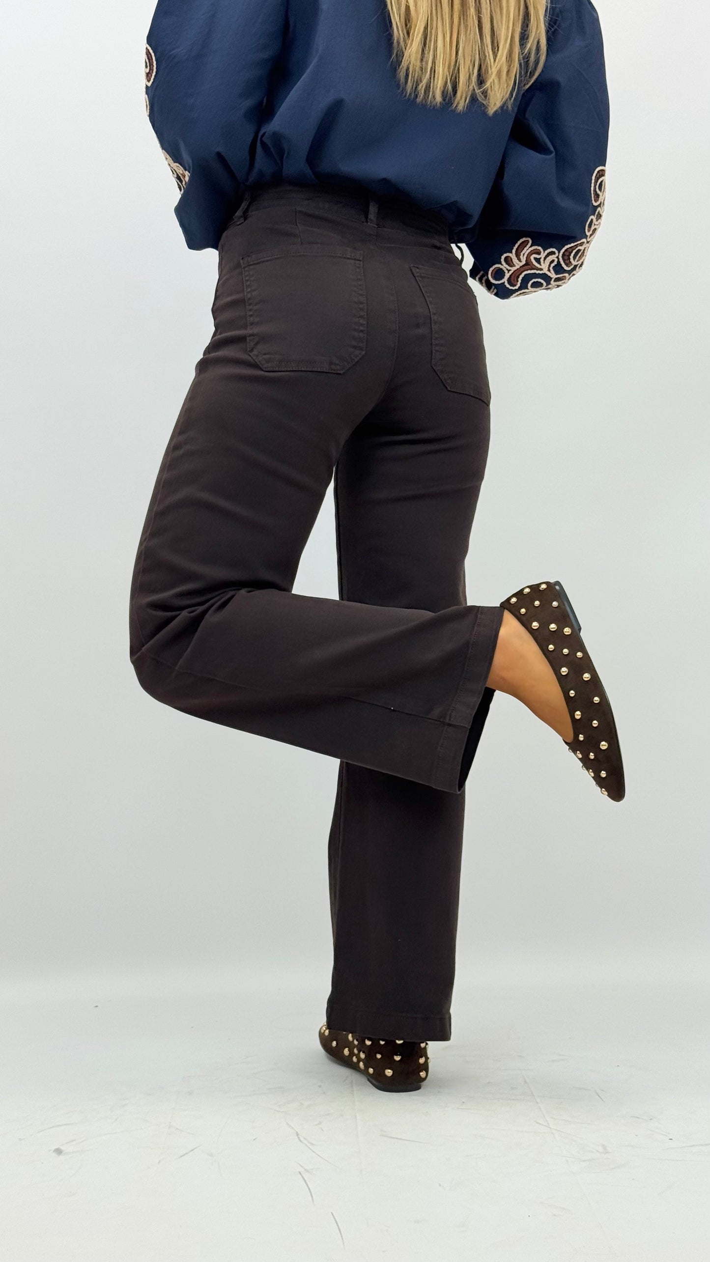 Calça sarja castanha com bolsos e botões bordados