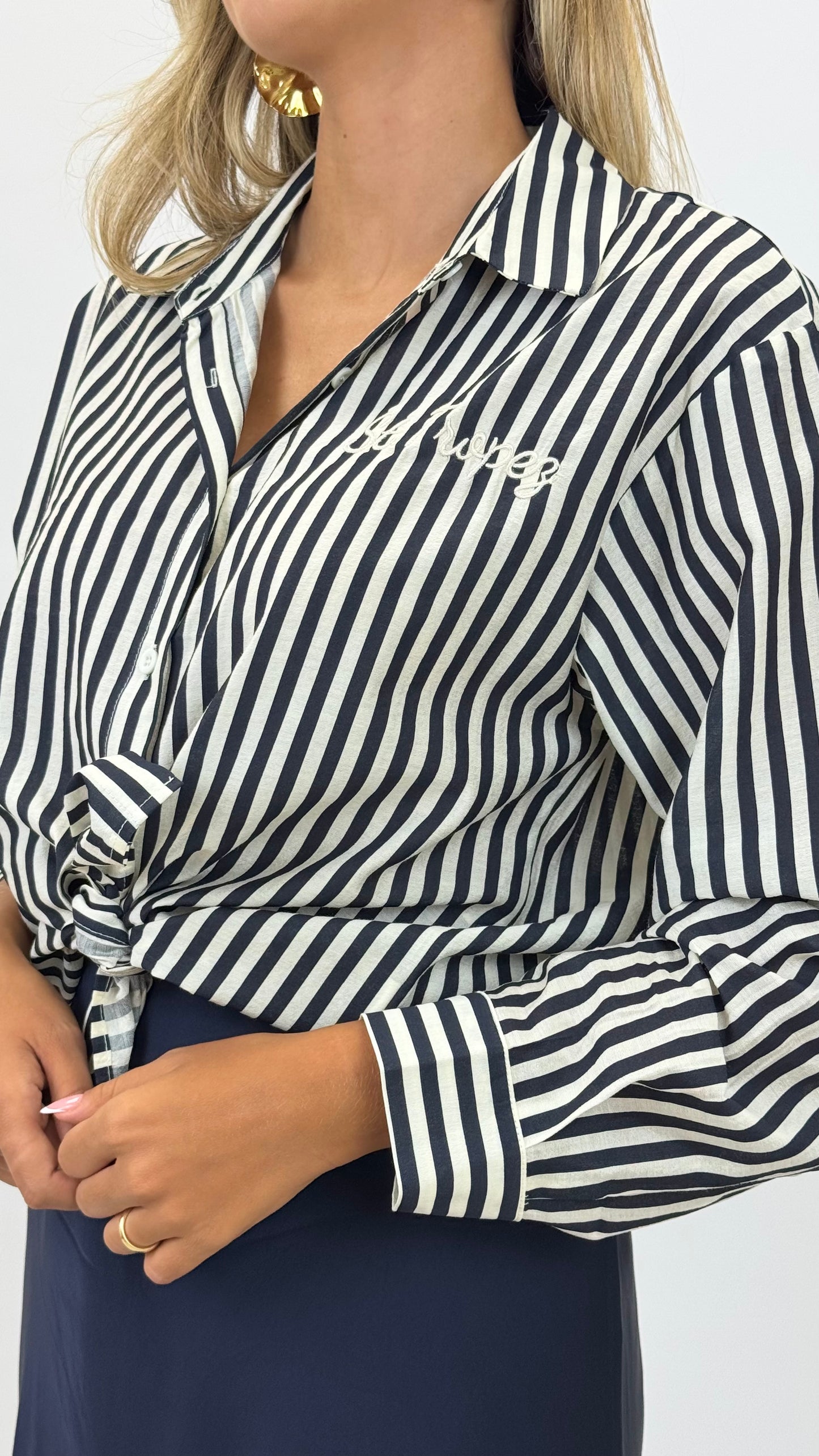 Blusa riscas azul-marinho e pérola