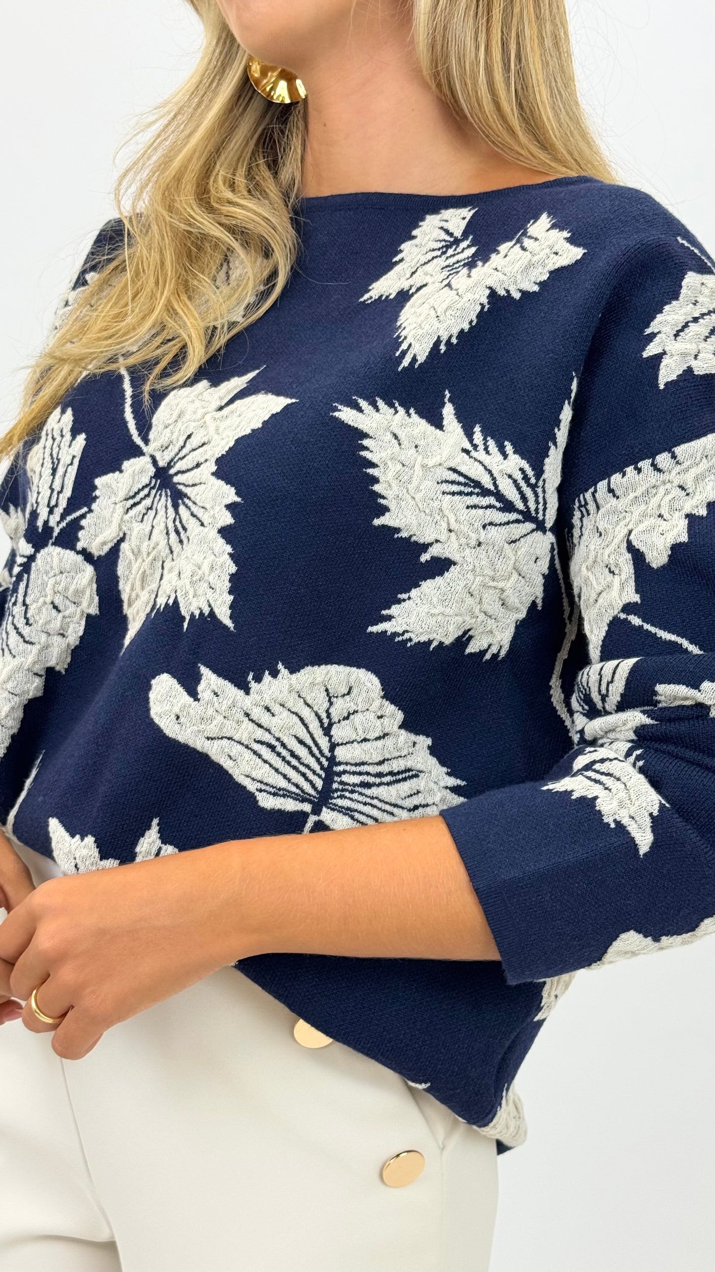 Camisola malha azul-marinho com desenhos em relevo pérola