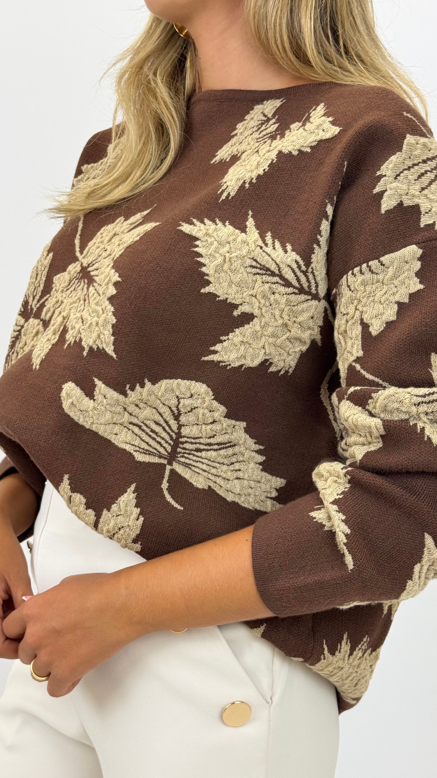 Camisola malha castanho com desenhos em relevo bege