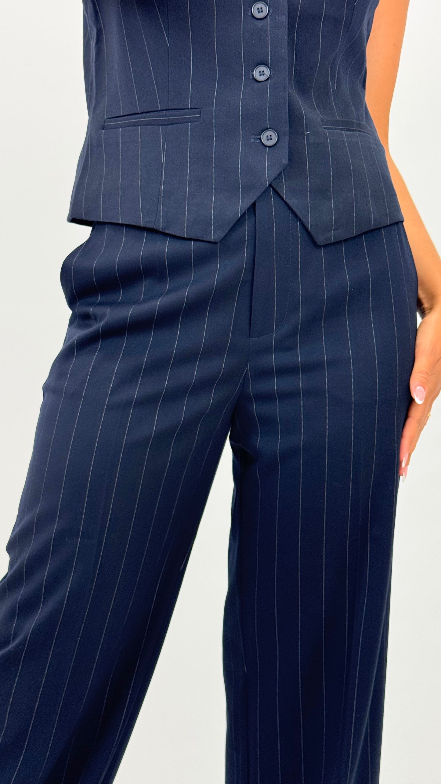 Calça alfaiataria azul-marinho com risca fina