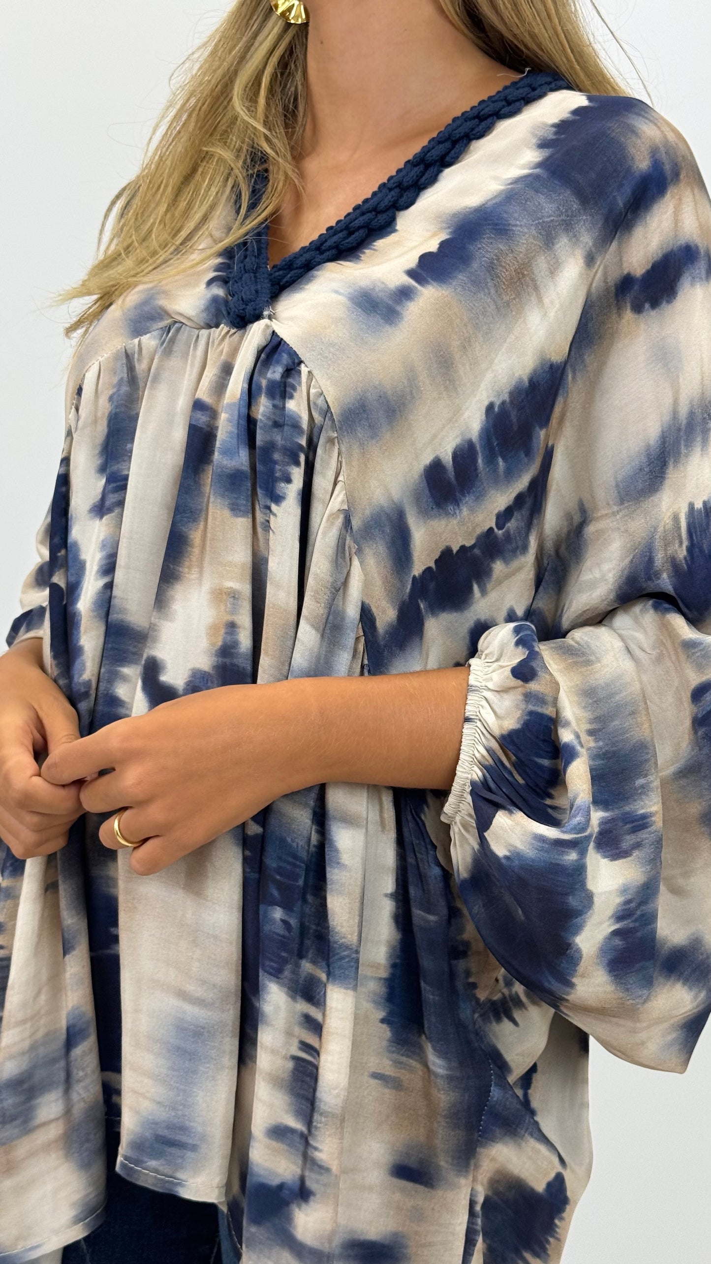 Blusa creme com pinceladas azuis e decote crochê