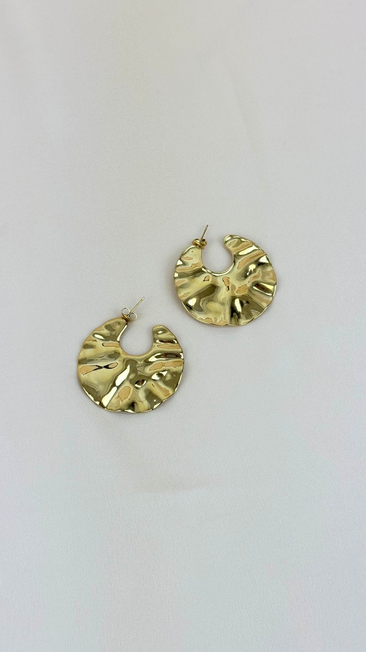 Brincos chapa aço martelado dourados