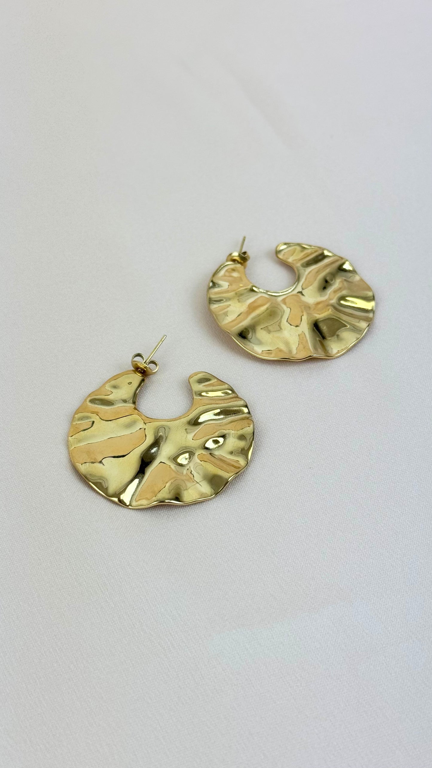 Brincos chapa aço martelado dourados