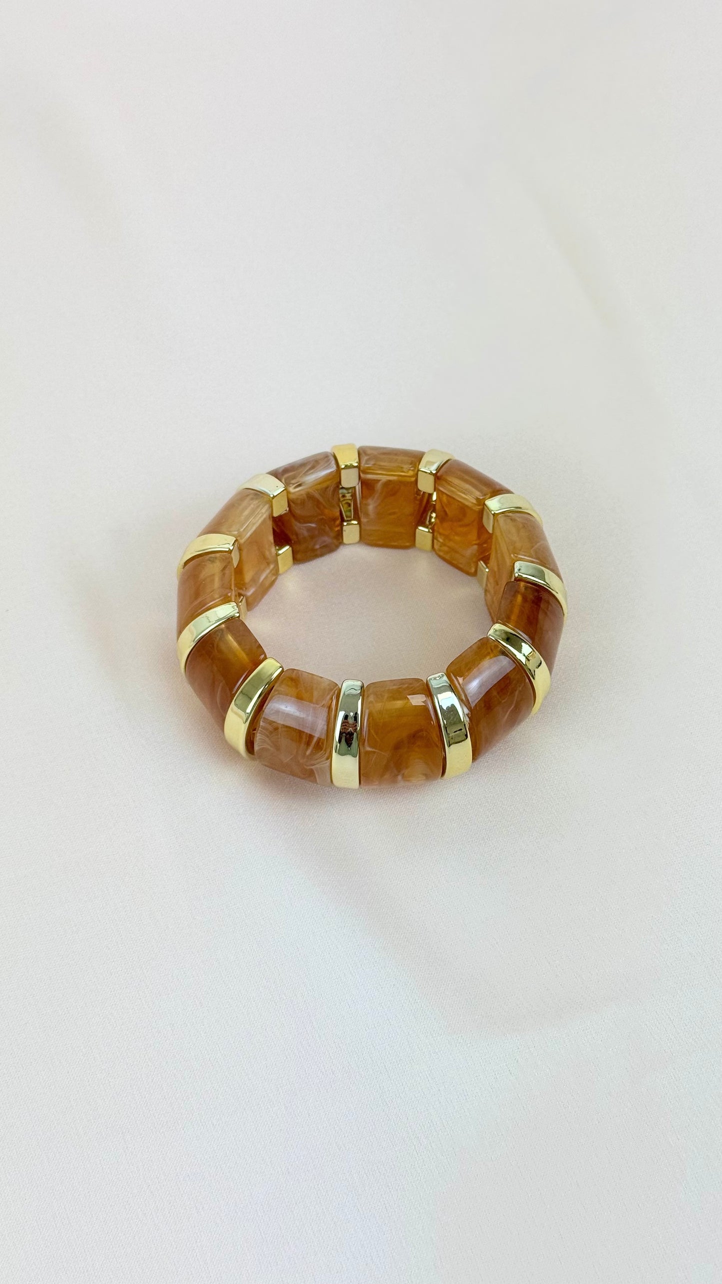 Pulseira elástica acrílico marmoreado tons camel