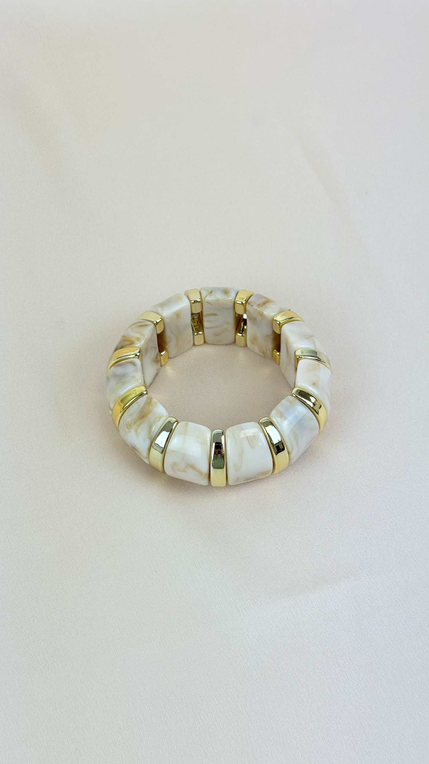 Pulseira elástica acrílico marmoreado tons pérola