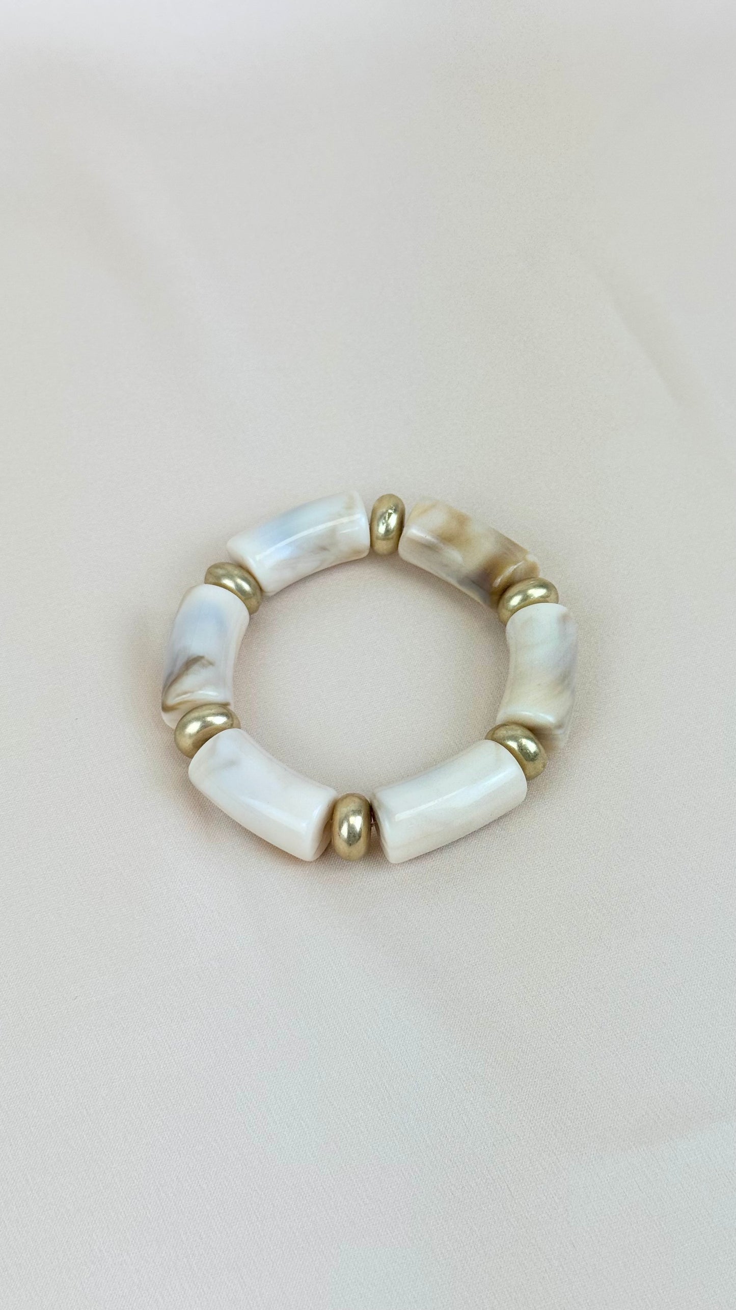 Pulseira fina elástica em acrílico pérola