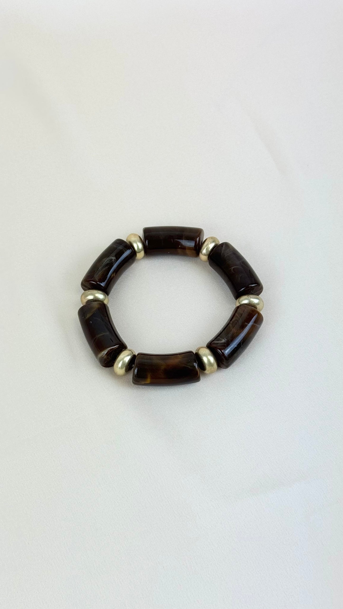 Pulseira fina elástica em acrílico castanho