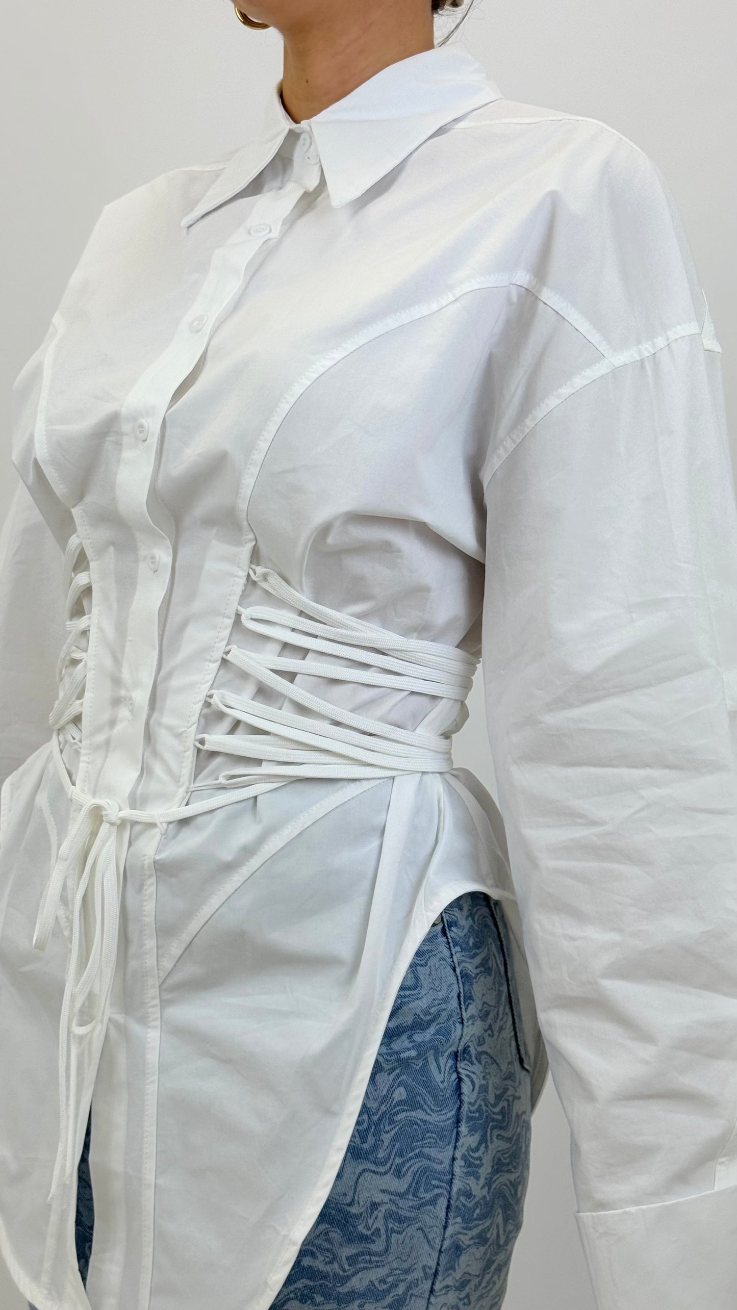 Camisa comprida branca com cordões