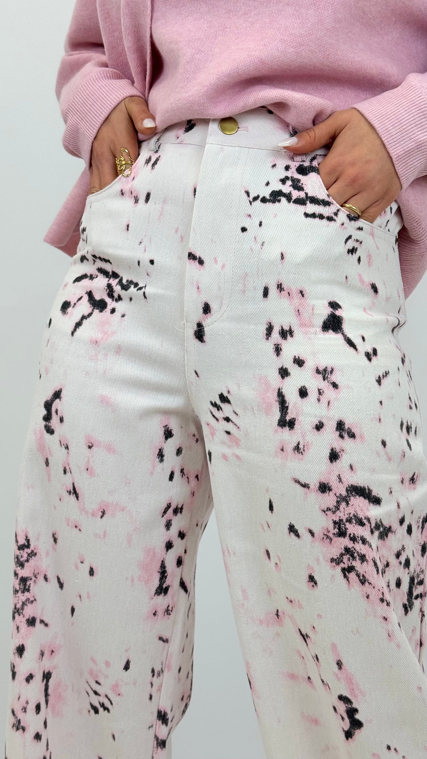 Calça sarja pérola com estampado abstrato rosa bebé