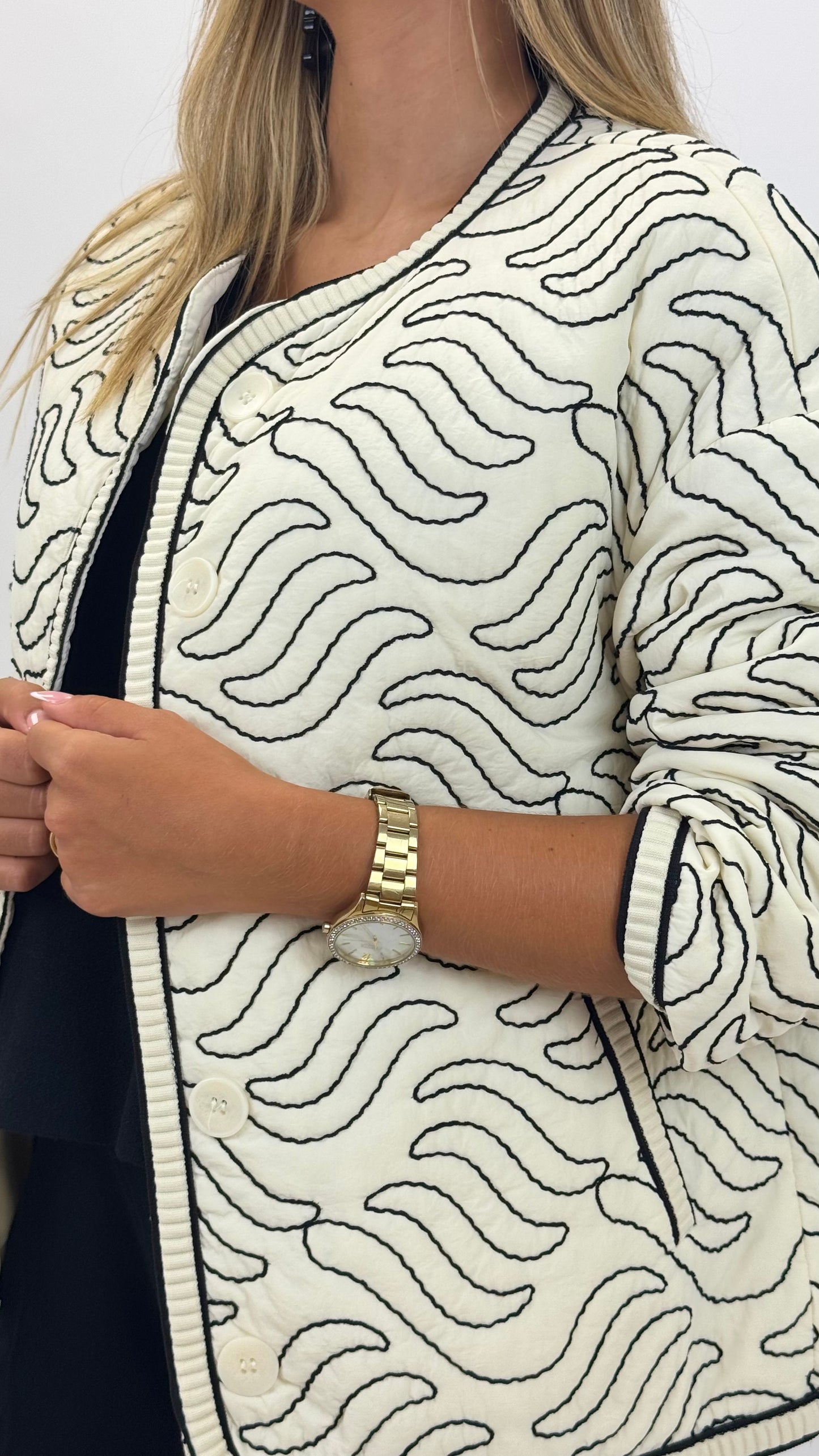 Bomber acolchoado fundo pérola com bordados preto