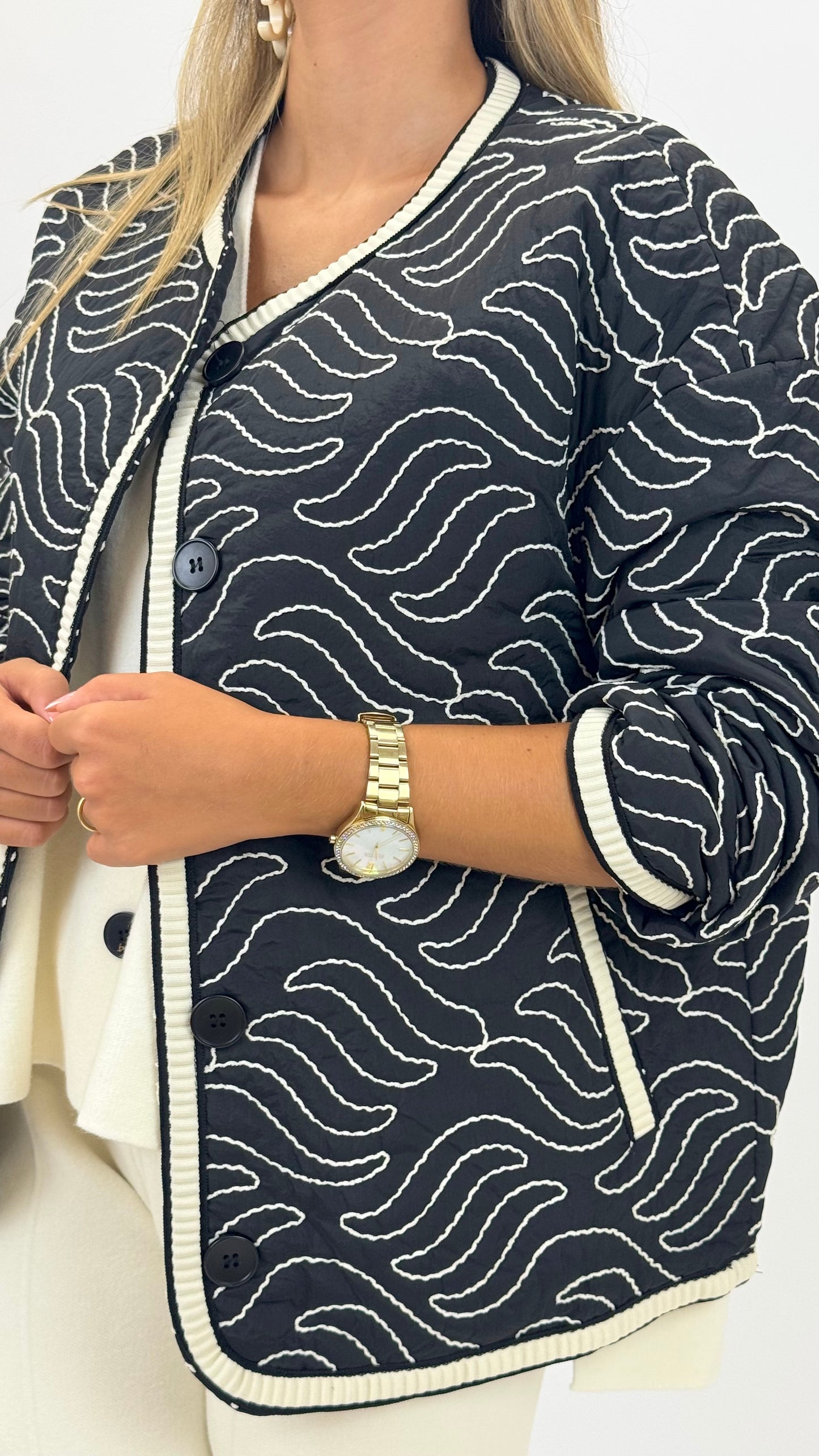 Bomber acolchoado fundo preto com bordados pérola