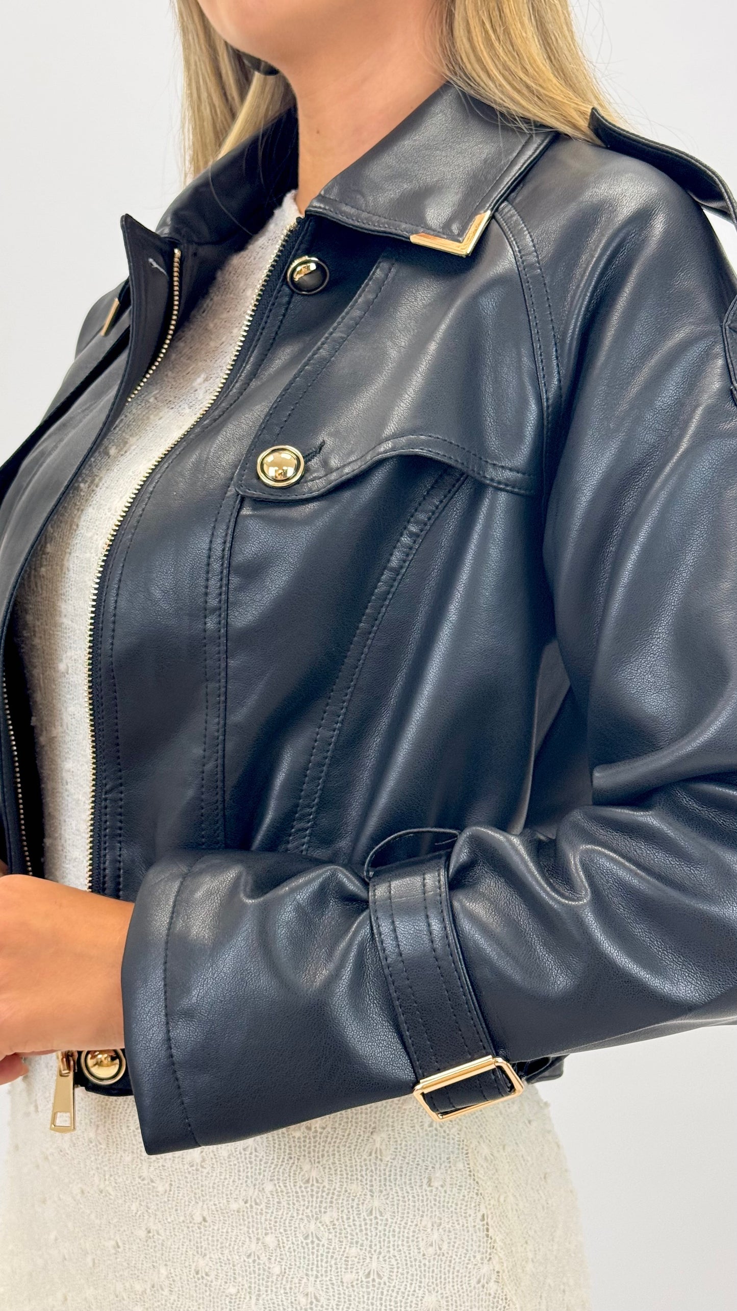 Blusão eco-pele preto com detalhes em dourado