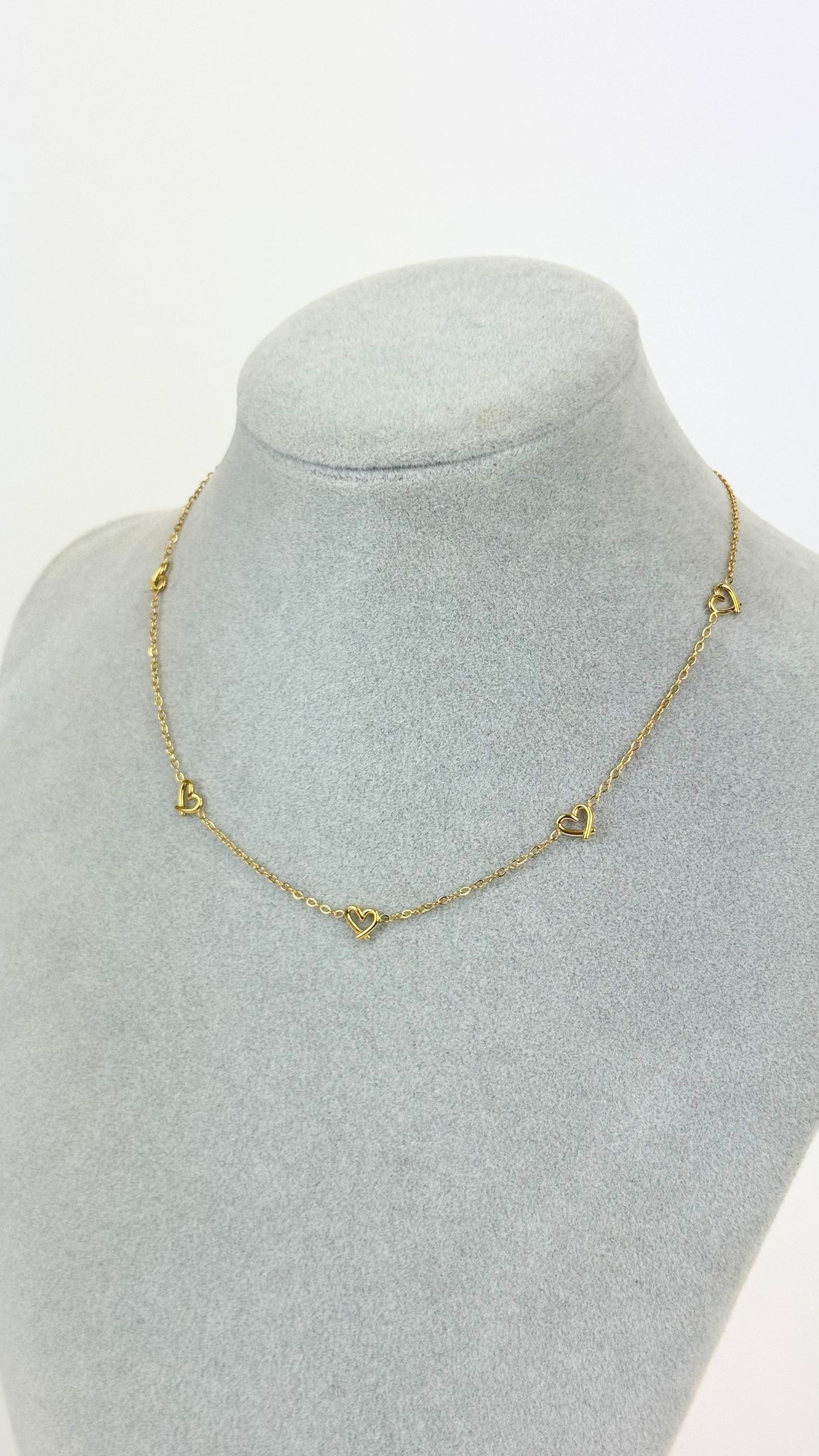 Colar fio dourado com corações